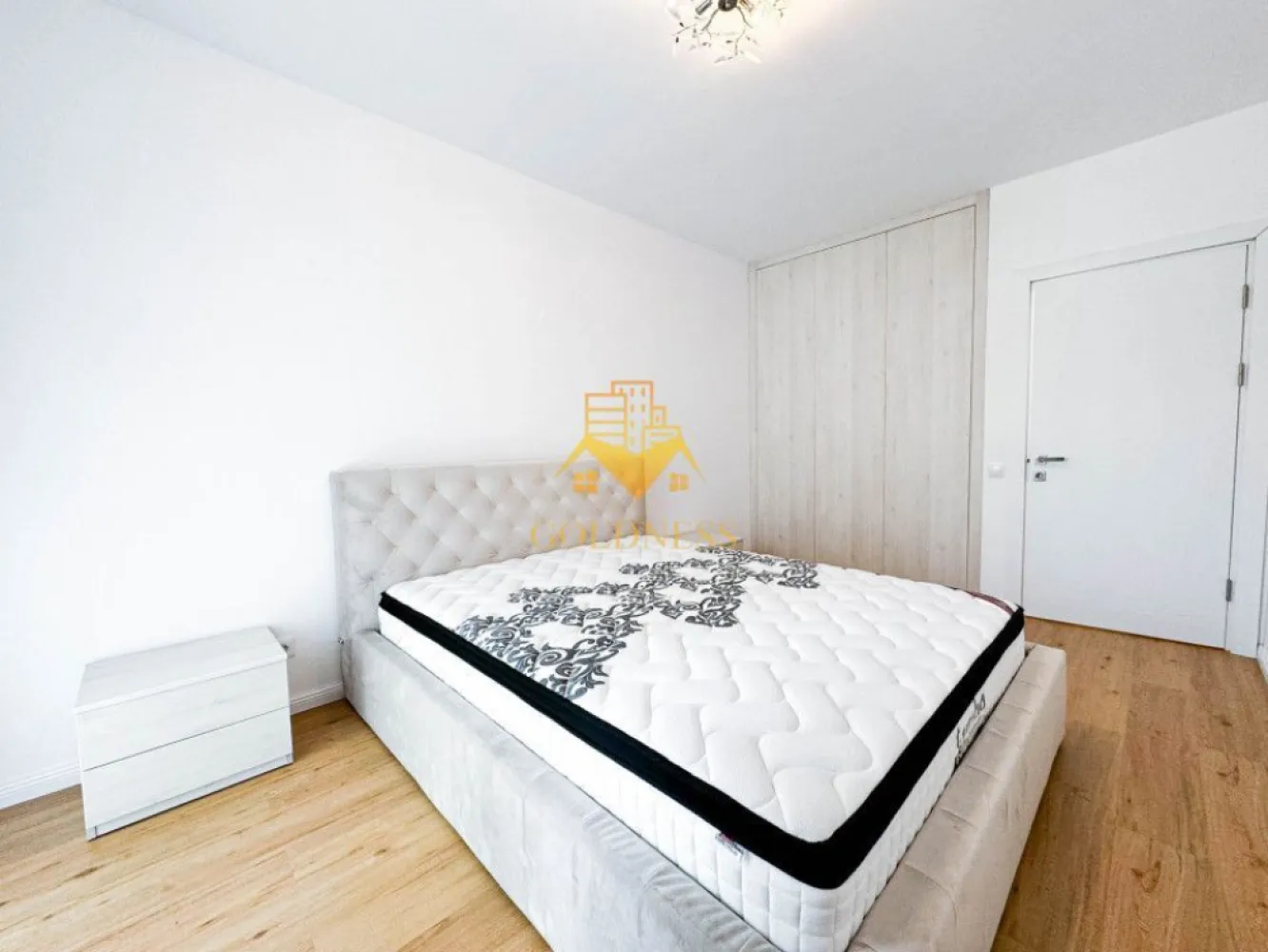 2 camere, modern, Zorilor, zona LIDL, totul nou, Scala Frunzisului - GOLDNESS Imobiliare vă propune spre închiriere un apartament cu 2 camere complet mobilat și utilat, la parter într-un imobil de 10 etaje, în cartierul Zorilor. Apartamentul este compartimentat astfel: - dormitor cu pat matrimonial, dulap pentru haine, noptiere - living cu bucatarie open-space complet utilată, canapea extensibla, loc de servit masa - baie cu cabina de dus, calorifer port prosop inox și dulap pentru depozitare. - balcon de 10 mp. Imobilul este dotat cu toate cele necesare- centrală proprie, mașină de spălat haine, frigider, plită electrică, hotă, TV, etc. Se află în apropierea stațiilor de transport în comun, magazine, restaurante, spații verzi, farmacii, etc. Dispune de parcare subterana proprie ! Dacă sunteți interesați de acest apartament și doriți să îl vizionați, dar și pentru alte oferte sau detalii nu ezitați să ne contactați telefonic sau prin e-mail - goldnessimobiliare@gmail.com. Vă stăm la dispoziție! Pentru intermediere se percepe un comision de 50% din prețul chiriei! }}