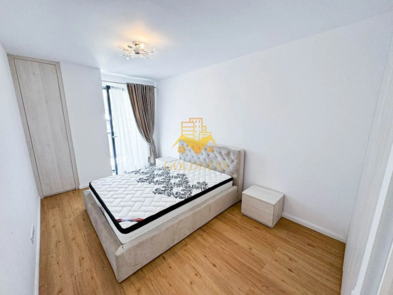 2 camere, modern, Zorilor, zona LIDL, totul nou, Scala Frunzisului - GOLDNESS Imobiliare vă propune spre închiriere un apartament cu 2 camere complet mobilat și utilat, la parter într-un imobil de 10 etaje, în cartierul Zorilor. Apartamentul este compartimentat astfel: - dormitor cu pat matrimonial, dulap pentru haine, noptiere - living cu bucatarie open-space complet utilată, canapea extensibla, loc de servit masa - baie cu cabina de dus, calorifer port prosop inox și dulap pentru depozitare. - balcon de 10 mp. Imobilul este dotat cu toate cele necesare- centrală proprie, mașină de spălat haine, frigider, plită electrică, hotă, TV, etc. Se află în apropierea stațiilor de transport în comun, magazine, restaurante, spații verzi, farmacii, etc. Dispune de parcare subterana proprie ! Dacă sunteți interesați de acest apartament și doriți să îl vizionați, dar și pentru alte oferte sau detalii nu ezitați să ne contactați telefonic sau prin e-mail - goldnessimobiliare@gmail.com. Vă stăm la dispoziție! Pentru intermediere se percepe un comision de 50% din prețul chiriei! }}