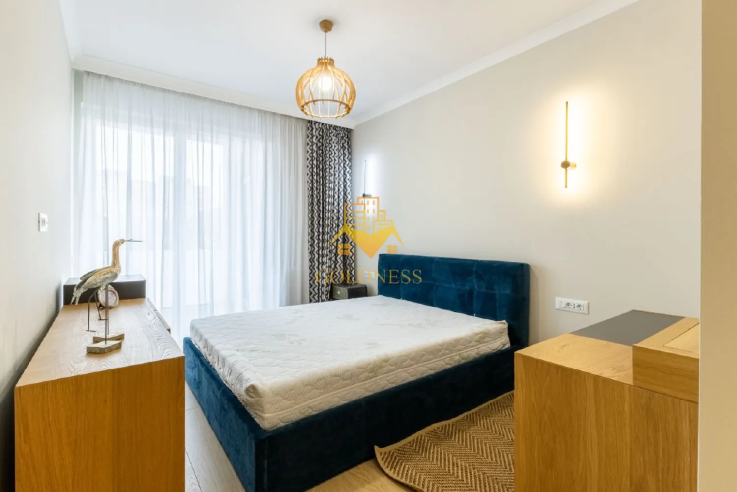 3 camere, 2 bai, bloc nou,terasa 19 mp,Marasti Zona Bucuresti,Fabricii - GOLDNESS Imobiliare vă propune spre închiriere un apartament cu 3 camere complet mobilat și utilat, la etajul 1 într-un imobil de 8 etaje, în Cartierul Marasti. Dispune de loc de parcare inclusa in pret! Se află în apropierea stațiilor de transport în comun, magazine, restaurante, spații verzi, farmacii, etc. Apartamentul este compartimentat astfel: - dormitor cu pat matrimonial, dressing, noptiere - dormitor cu pat matrimonial, noptiere, birou - living cu canapea exnteisibila, spatiu pentru depozitare, TV - bucatarie complet mobilata, utilata, loc de luat masa - baie cu cabina de dus, calorifer port prosop și dulap pentru depozitare. - baie cu cada, calorifer port prosop și dulap pentru depozitare. - terasa de 19 mp. Imobilul este dotat cu toate cele necesare- frigider,plita electrica, hotă, mașină de spălat haine, masina de spalat vase, etc. Dacă sunteți interesați de acest apartament și doriți să îl vizionați, dar și pentru alte oferte nu ezitați să ne contactați telefonic sau prin e-mail. Vă stăm la dispoziție! Pentru intermediere se percepe un comision de 50% din prețul chiriei! }}