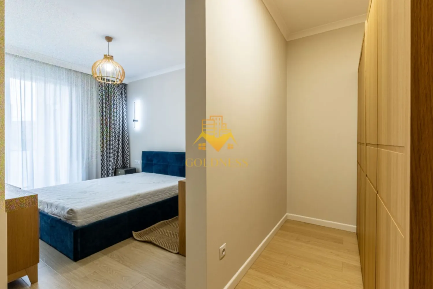 3 camere, 2 bai, bloc nou,terasa 19 mp,Marasti Zona Bucuresti,Fabricii - GOLDNESS Imobiliare vă propune spre închiriere un apartament cu 3 camere complet mobilat și utilat, la etajul 1 într-un imobil de 8 etaje, în Cartierul Marasti. Dispune de loc de parcare inclusa in pret! Se află în apropierea stațiilor de transport în comun, magazine, restaurante, spații verzi, farmacii, etc. Apartamentul este compartimentat astfel: - dormitor cu pat matrimonial, dressing, noptiere - dormitor cu pat matrimonial, noptiere, birou - living cu canapea exnteisibila, spatiu pentru depozitare, TV - bucatarie complet mobilata, utilata, loc de luat masa - baie cu cabina de dus, calorifer port prosop și dulap pentru depozitare. - baie cu cada, calorifer port prosop și dulap pentru depozitare. - terasa de 19 mp. Imobilul este dotat cu toate cele necesare- frigider,plita electrica, hotă, mașină de spălat haine, masina de spalat vase, etc. Dacă sunteți interesați de acest apartament și doriți să îl vizionați, dar și pentru alte oferte nu ezitați să ne contactați telefonic sau prin e-mail. Vă stăm la dispoziție! Pentru intermediere se percepe un comision de 50% din prețul chiriei! }}