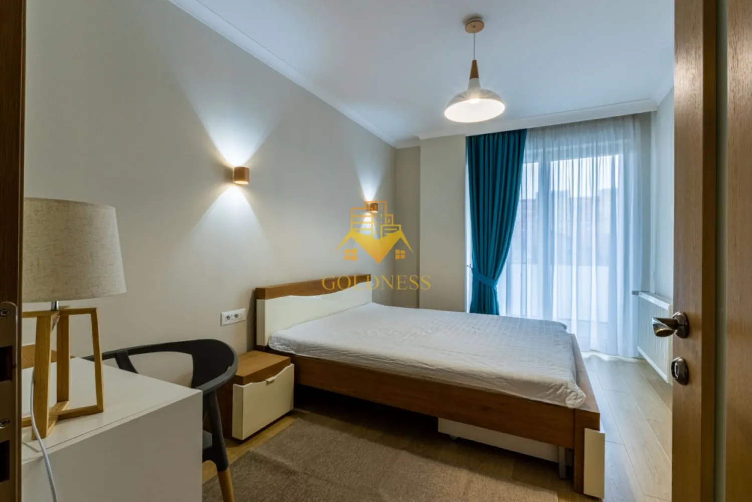 3 camere, 2 bai, bloc nou,terasa 19 mp,Marasti Zona Bucuresti,Fabricii - GOLDNESS Imobiliare vă propune spre închiriere un apartament cu 3 camere complet mobilat și utilat, la etajul 1 într-un imobil de 8 etaje, în Cartierul Marasti. Dispune de loc de parcare inclusa in pret! Se află în apropierea stațiilor de transport în comun, magazine, restaurante, spații verzi, farmacii, etc. Apartamentul este compartimentat astfel: - dormitor cu pat matrimonial, dressing, noptiere - dormitor cu pat matrimonial, noptiere, birou - living cu canapea exnteisibila, spatiu pentru depozitare, TV - bucatarie complet mobilata, utilata, loc de luat masa - baie cu cabina de dus, calorifer port prosop și dulap pentru depozitare. - baie cu cada, calorifer port prosop și dulap pentru depozitare. - terasa de 19 mp. Imobilul este dotat cu toate cele necesare- frigider,plita electrica, hotă, mașină de spălat haine, masina de spalat vase, etc. Dacă sunteți interesați de acest apartament și doriți să îl vizionați, dar și pentru alte oferte nu ezitați să ne contactați telefonic sau prin e-mail. Vă stăm la dispoziție! Pentru intermediere se percepe un comision de 50% din prețul chiriei! }}