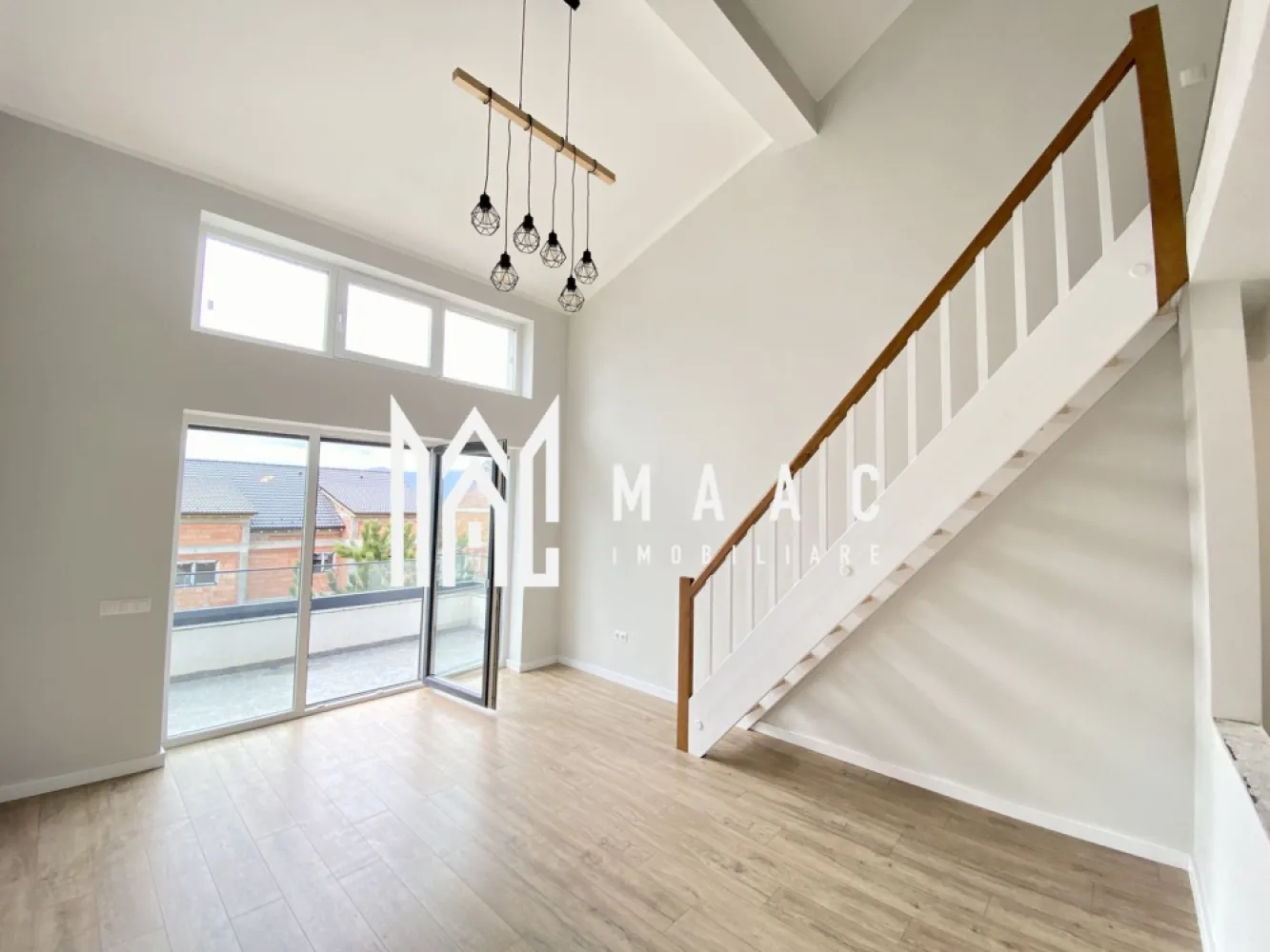 Apartament 4 camere | Balcon | 2 Bai | Parcare - MAAC Imobiliare vă prezintă un apartament cu 4 camere în zona de Vest a orașului Sibiu, în cartierul rezidențial DaVinci Homes. Fotografiile din anunț sunt strict cu titlu informativ și reprezintă varianta de predare la cheie, pentru cei care doresc acest pachet contra cost. Caracteristici: Apartament cu 4 camere, finisat la alb, cu posibilitatea finisării la cheie contra cost (200 euro/mp) Suprafață utilă: 103,55 mp Logie de 8 mp cu vedere superbă către munți Situat la etajul 2 din 2 Living cu înălțime impresionantă de 5,6 m Încălzire în pardoseală Două băi Loc de parcare inclus Orientare sudică, asigurând multă lumină naturală Jaluzele electrice Izolație exterioară cu vată bazaltică Balcon/logie realizată cu sticlă securizată și sistem de captare a apelor Finisaje comune de calitate, inclusiv granit pe casa scării. Avantaje ale ansamblului DaVinci Homes: Regim de construcție aerisit, cu 45% din teren destinat spațiilor verzi Materiale premium la exterior: larice siberian și piatră naturală Locuri de joacă amenajate de dezvoltator Acces facil, fără ambuteiaje Patru căi de acces ce fluidizează traficul și mobilitatea. Pentru mai multe detalii precizati telefonic ca ati vazut anuntul cu ID: CP2851321 }}