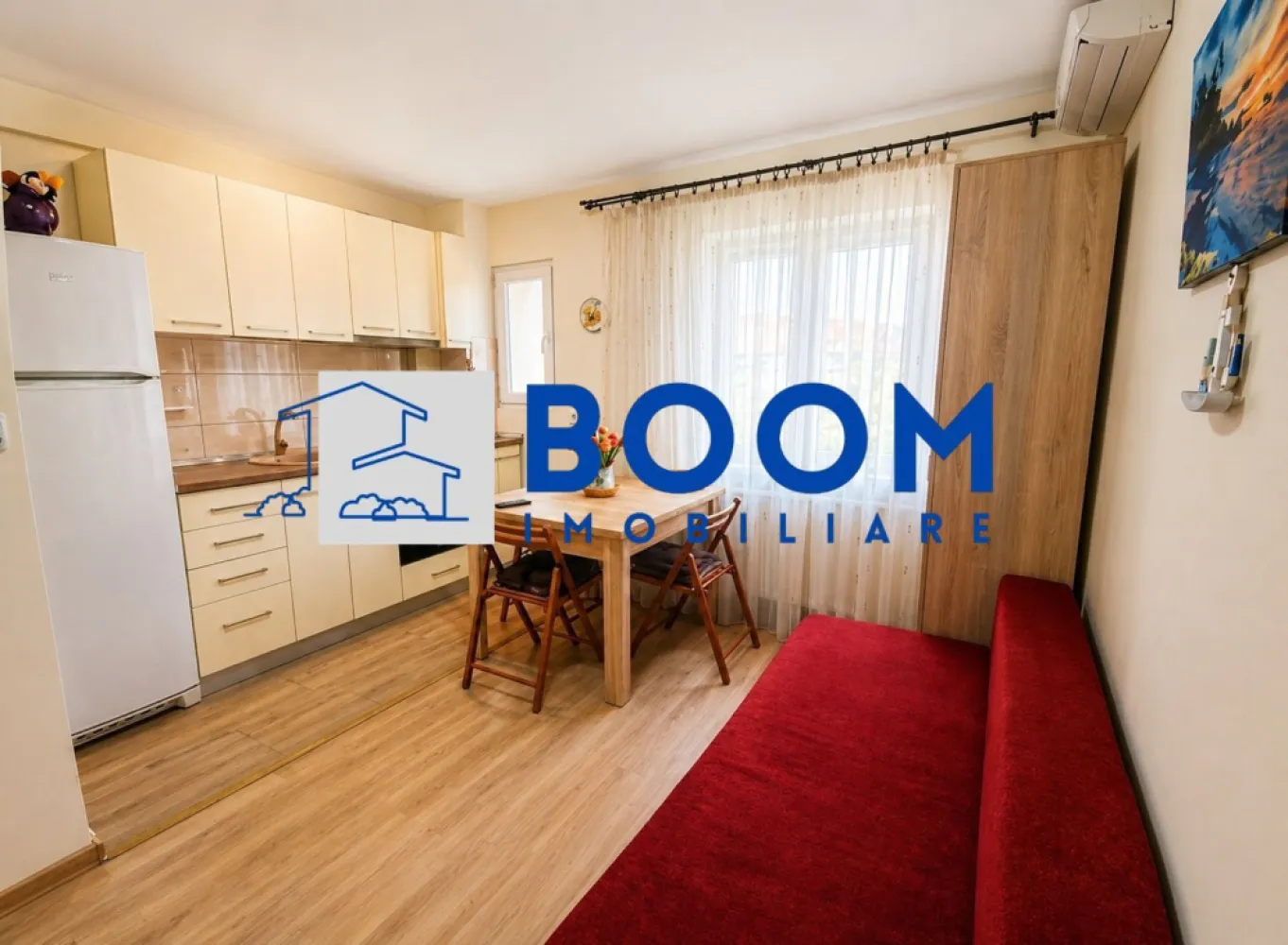 Studio | Etaj 1 | Bloc anvelopat | Gigacalorimetru | Mobilat si Utilat - Apartament 2 camere, 28 mp – Zona Nord, Cocorilor

BOOM Imobiliare vă propune spre vânzare un apartament compact și eficient, situat în Zona Nord – Cocorilor, lângă Școala Nr. 2. Deși are 28 mp, în acte figurează ca apartament cu 2 camere, fiind compartimentat inteligent și oferind un confort superior unei garsoniere clasice.

✔ Dormitor separat cu dressing până în tavan
✔ Living cu bucătărie open-space, complet mobilată și utilată
✔ Baie ventilată, cu cabină de duș
✔ Etaj 1 – ideal atât pentru locuit, cât și pentru investiție

Apartamentul beneficiază de bloc anvelopat, gigacalorimetru (costuri reduse de întreținere), instalații electrice și sanitare refăcute, contor electric mutat pe casa scării, aer condiționat Fujitsu 12.000 BTU A++, Smart TV, mașină de spălat A++, frigider și, la cerere, uscător de rufe A++.

Se vinde exact ca în fotografii, complet mobilat și utilat, fiind gata pentru mutare imediată sau închiriere.

Zonă liniștită, cu multă verdeață și acces rapid către școli, magazine și mijloace de transport.

Pentru detalii și programarea unei vizionări, contactați BOOM Imobiliare. CP3198520