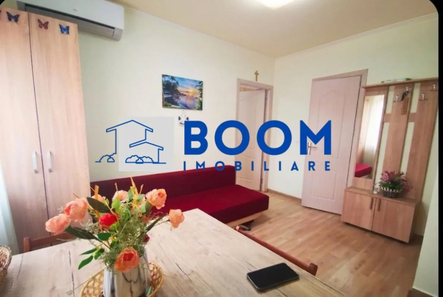 Studio | Etaj 1 | Bloc anvelopat | Gigacalorimetru | Mobilat si Utilat - Apartament 2 camere, 28 mp – Zona Nord, Cocorilor

BOOM Imobiliare vă propune spre vânzare un apartament compact și eficient, situat în Zona Nord – Cocorilor, lângă Școala Nr. 2. Deși are 28 mp, în acte figurează ca apartament cu 2 camere, fiind compartimentat inteligent și oferind un confort superior unei garsoniere clasice.

✔ Dormitor separat cu dressing până în tavan
✔ Living cu bucătărie open-space, complet mobilată și utilată
✔ Baie ventilată, cu cabină de duș
✔ Etaj 1 – ideal atât pentru locuit, cât și pentru investiție

Apartamentul beneficiază de bloc anvelopat, gigacalorimetru (costuri reduse de întreținere), instalații electrice și sanitare refăcute, contor electric mutat pe casa scării, aer condiționat Fujitsu 12.000 BTU A++, Smart TV, mașină de spălat A++, frigider și, la cerere, uscător de rufe A++.

Se vinde exact ca în fotografii, complet mobilat și utilat, fiind gata pentru mutare imediată sau închiriere.

Zonă liniștită, cu multă verdeață și acces rapid către școli, magazine și mijloace de transport.

Pentru detalii și programarea unei vizionări, contactați BOOM Imobiliare. CP3198520