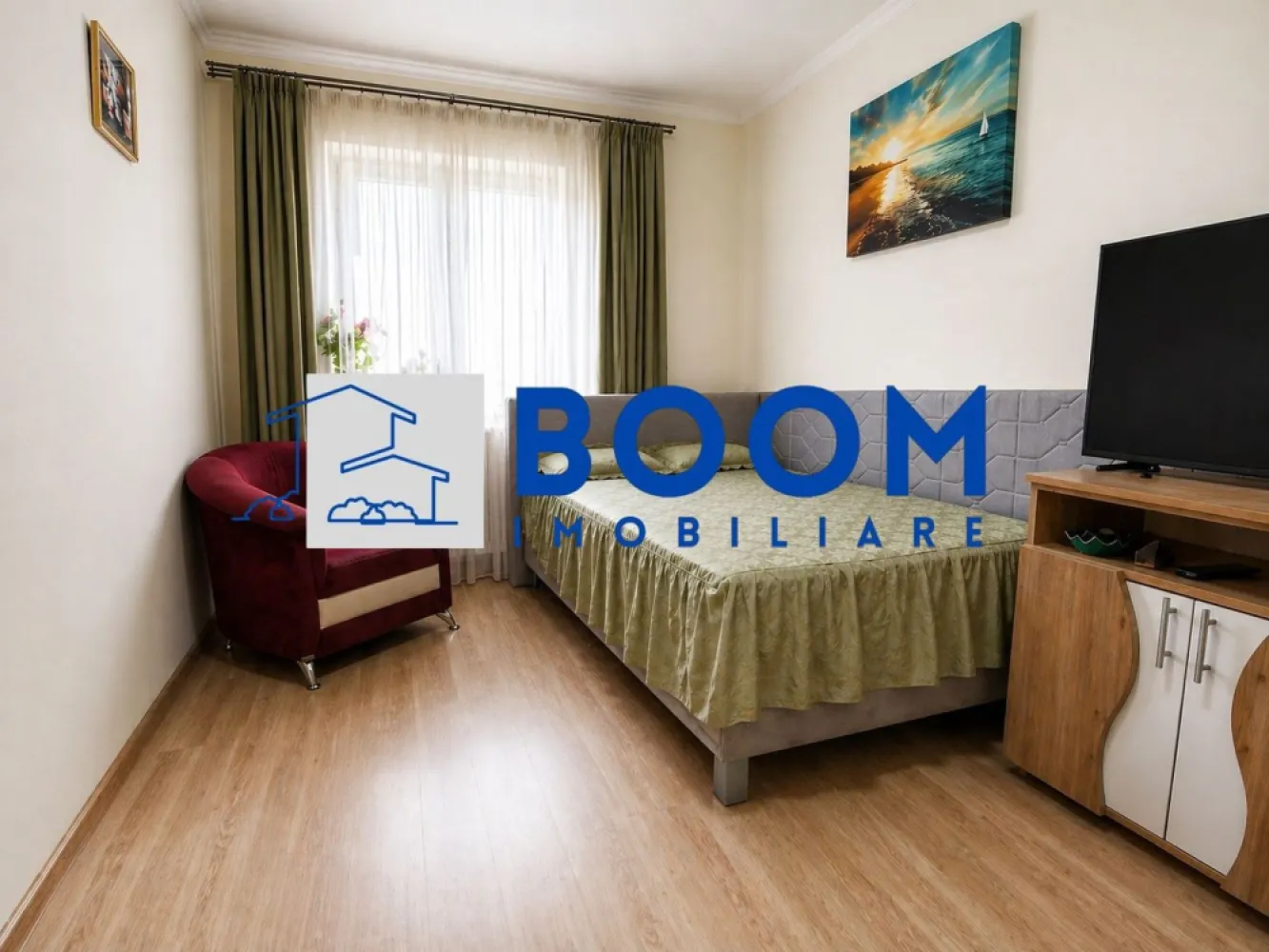 Studio | Etaj 1 | Bloc anvelopat | Gigacalorimetru | Mobilat si Utilat - Apartament 2 camere, 28 mp – Zona Nord, Cocorilor

BOOM Imobiliare vă propune spre vânzare un apartament compact și eficient, situat în Zona Nord – Cocorilor, lângă Școala Nr. 2. Deși are 28 mp, în acte figurează ca apartament cu 2 camere, fiind compartimentat inteligent și oferind un confort superior unei garsoniere clasice.

✔ Dormitor separat cu dressing până în tavan
✔ Living cu bucătărie open-space, complet mobilată și utilată
✔ Baie ventilată, cu cabină de duș
✔ Etaj 1 – ideal atât pentru locuit, cât și pentru investiție

Apartamentul beneficiază de bloc anvelopat, gigacalorimetru (costuri reduse de întreținere), instalații electrice și sanitare refăcute, contor electric mutat pe casa scării, aer condiționat Fujitsu 12.000 BTU A++, Smart TV, mașină de spălat A++, frigider și, la cerere, uscător de rufe A++.

Se vinde exact ca în fotografii, complet mobilat și utilat, fiind gata pentru mutare imediată sau închiriere.

Zonă liniștită, cu multă verdeață și acces rapid către școli, magazine și mijloace de transport.

Pentru detalii și programarea unei vizionări, contactați BOOM Imobiliare. CP3198520