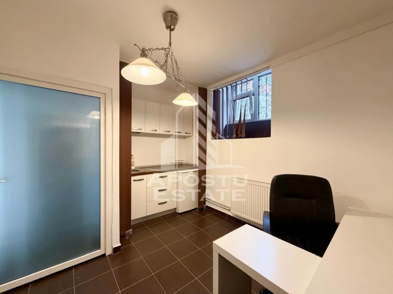 Apartament 2 camere de inchiriat, zona Centrala, Timisoara - APOSTU ESTATE vă propune spre închiriere un apartament spațios și elegant, cu 2 camere, la demisol într-o zonă liniștită și bine conectată din zona Centrala, ideal pentru birouri sau persoane care vor sa si mobileze dupa bunul plac

Suprafață utilă: 45 mp
Compartimentare eficientă:

- Hol de acces generos
- O camera cu birou si mini bucatarie
- O camera cu dressing
- Baie cu dus

Confort și facilități:
- Centrala Proprie

Apartamentul este complet mobilat și utilat

Ideal pentru:
- Familii
- Spatiu de birouri

Preț chirie: 450 de euro
Programează o vizionare!
ID intern: CP2941224!