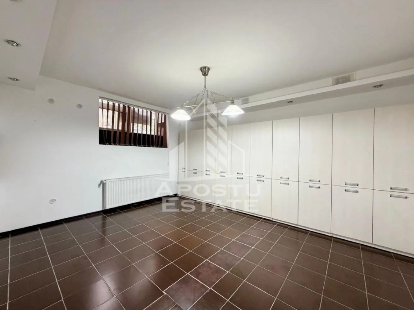 Apartament 2 camere de inchiriat, zona Centrala, Timisoara - APOSTU ESTATE vă propune spre închiriere un apartament spațios și elegant, cu 2 camere, la demisol într-o zonă liniștită și bine conectată din zona Centrala, ideal pentru birouri sau persoane care vor sa si mobileze dupa bunul plac

Suprafață utilă: 45 mp
Compartimentare eficientă:

- Hol de acces generos
- O camera cu birou si mini bucatarie
- O camera cu dressing
- Baie cu dus

Confort și facilități:
- Centrala Proprie

Apartamentul este complet mobilat și utilat

Ideal pentru:
- Familii
- Spatiu de birouri

Preț chirie: 450 de euro
Programează o vizionare!
ID intern: CP2941224!