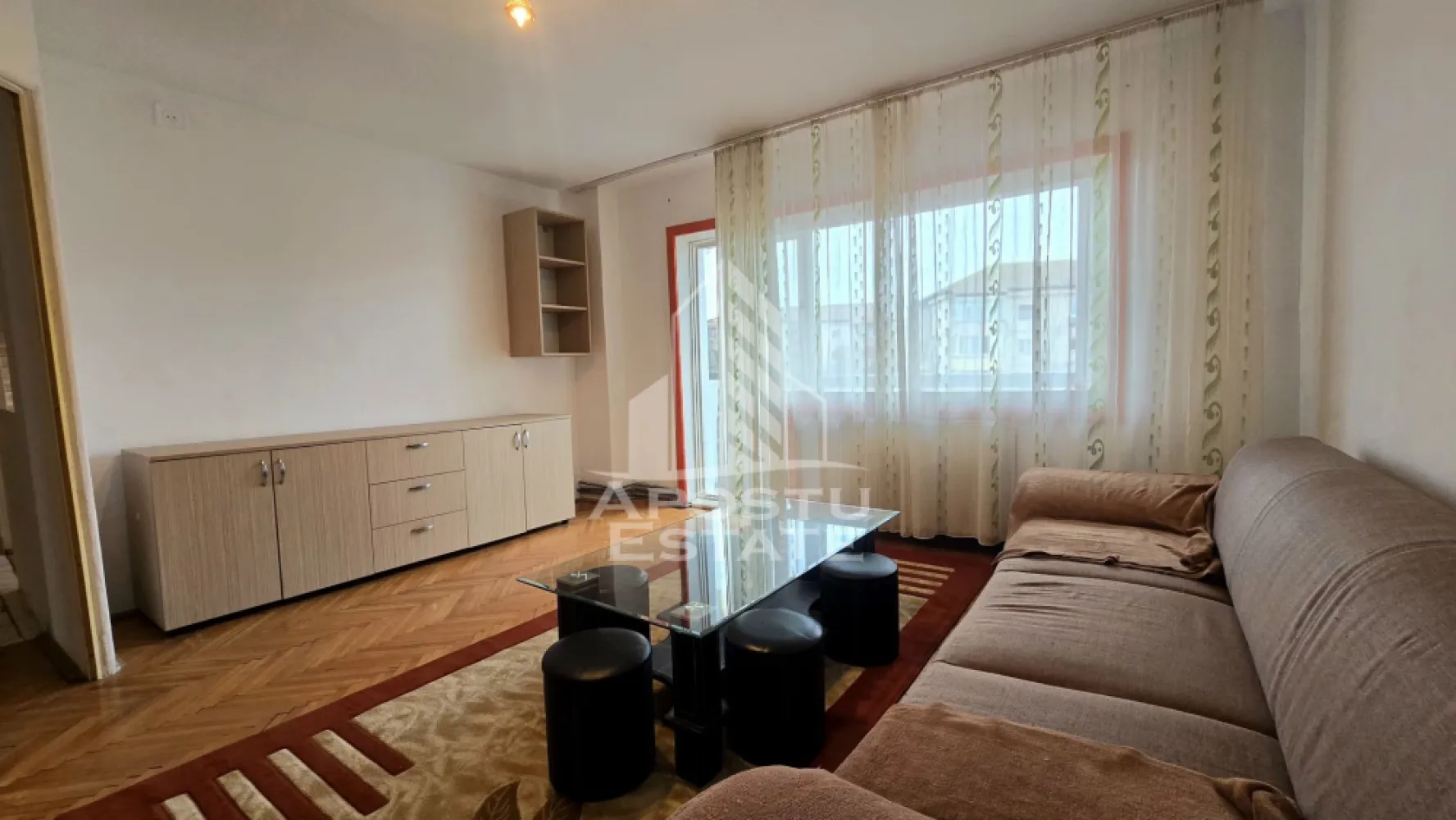 Apartament 2 camere de vanzare, etaj intermediar, Bucovina, Timisoara - Apostu Estate va ofera spre vânzare un apartament cu 2 camere, decomandat, situat la etaj intermediar, etajul 3 din 4 al unui bloc ce dispune de acoperiș din tigla, in zona Bucovina, localitatea Timisoara, Timis.
Zona este linistita apartamentul aflandu se la câteva minute fata de statia de autobuz, parc, școală sau market. Aproximativ 2 km fata de Iulius Town Timisoara.

Apartamentul are o suprafata utila de 56 mp, este decomandat si compartimentat astfel: 
- hol de acces 
- cămara pentru depozitare 
- bucătărie spațioasă cu loc de luat masa 
- hol intermediar
- living spațios prevăzut cu balcon 
- baie prevăzută cu cada 
- dormitor matrimonial prevăzut cu balcon 

Confortul termic este realizat prin centrala proprie, dar și prin intermediul aparatului de aer conditionat.

Agentia imobiliara Apostu Estate va ofera consultanta bancara gratuita prin intermediul colaboratorilor nostri pentru alegerea celui mai potrivit tip de credit, astfel incat tu sa devi noul proprietar al acestui apartament.

Disponibil imediat!
Va asteptam cu drag la o vizionare chiar astazi!