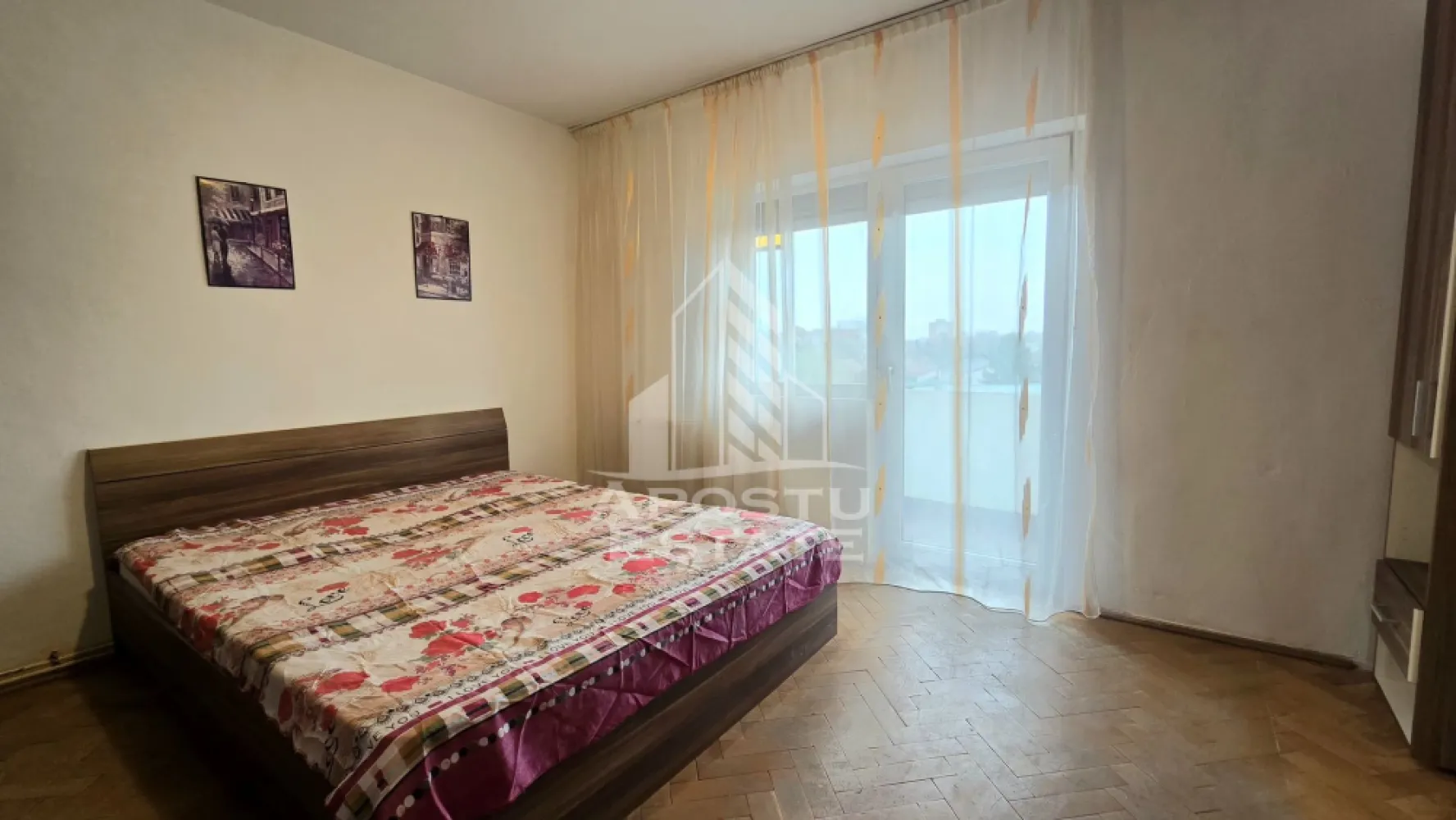 Apartament 2 camere de vanzare, etaj intermediar, Bucovina, Timisoara - Apostu Estate va ofera spre vânzare un apartament cu 2 camere, decomandat, situat la etaj intermediar, etajul 3 din 4 al unui bloc ce dispune de acoperiș din tigla, in zona Bucovina, localitatea Timisoara, Timis.
Zona este linistita apartamentul aflandu se la câteva minute fata de statia de autobuz, parc, școală sau market. Aproximativ 2 km fata de Iulius Town Timisoara.

Apartamentul are o suprafata utila de 56 mp, este decomandat si compartimentat astfel: 
- hol de acces 
- cămara pentru depozitare 
- bucătărie spațioasă cu loc de luat masa 
- hol intermediar
- living spațios prevăzut cu balcon 
- baie prevăzută cu cada 
- dormitor matrimonial prevăzut cu balcon 

Confortul termic este realizat prin centrala proprie, dar și prin intermediul aparatului de aer conditionat.

Agentia imobiliara Apostu Estate va ofera consultanta bancara gratuita prin intermediul colaboratorilor nostri pentru alegerea celui mai potrivit tip de credit, astfel incat tu sa devi noul proprietar al acestui apartament.

Disponibil imediat!
Va asteptam cu drag la o vizionare chiar astazi!