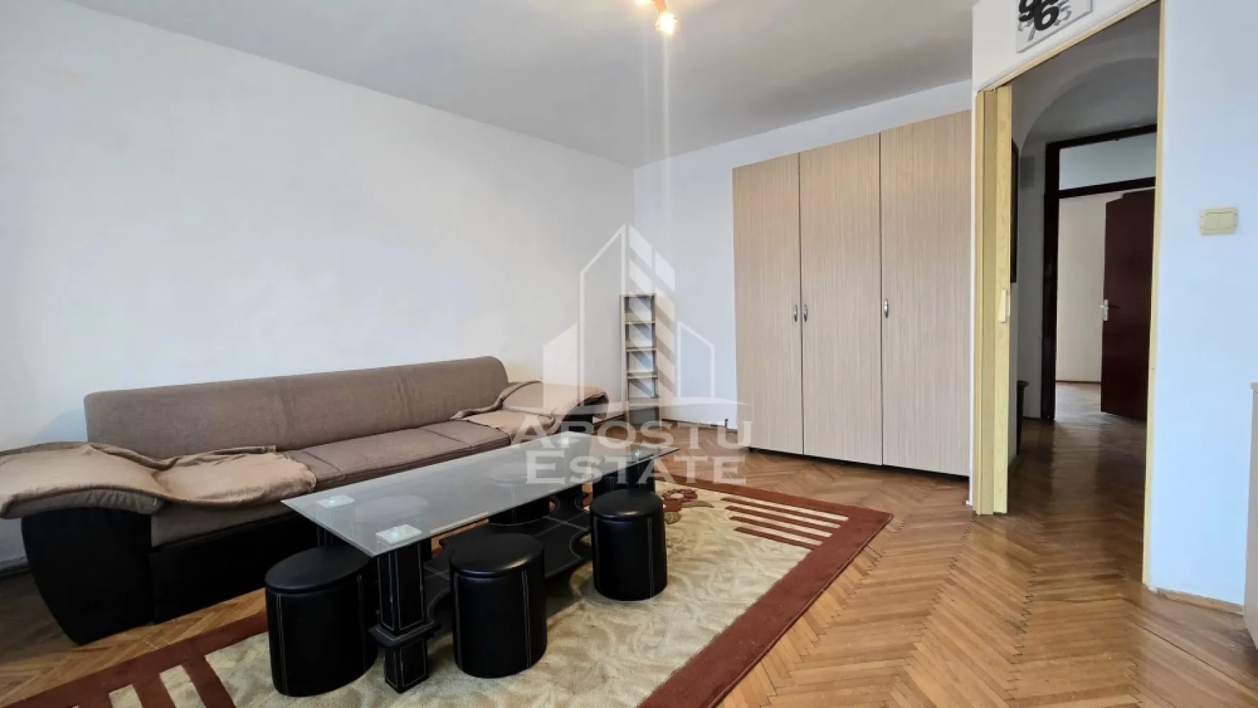 Apartament 2 camere de vanzare, etaj intermediar, Bucovina, Timisoara - Apostu Estate va ofera spre vânzare un apartament cu 2 camere, decomandat, situat la etaj intermediar, etajul 3 din 4 al unui bloc ce dispune de acoperiș din tigla, in zona Bucovina, localitatea Timisoara, Timis.
Zona este linistita apartamentul aflandu se la câteva minute fata de statia de autobuz, parc, școală sau market. Aproximativ 2 km fata de Iulius Town Timisoara.

Apartamentul are o suprafata utila de 56 mp, este decomandat si compartimentat astfel: 
- hol de acces 
- cămara pentru depozitare 
- bucătărie spațioasă cu loc de luat masa 
- hol intermediar
- living spațios prevăzut cu balcon 
- baie prevăzută cu cada 
- dormitor matrimonial prevăzut cu balcon 

Confortul termic este realizat prin centrala proprie, dar și prin intermediul aparatului de aer conditionat.

Agentia imobiliara Apostu Estate va ofera consultanta bancara gratuita prin intermediul colaboratorilor nostri pentru alegerea celui mai potrivit tip de credit, astfel incat tu sa devi noul proprietar al acestui apartament.

Disponibil imediat!
Va asteptam cu drag la o vizionare chiar astazi!