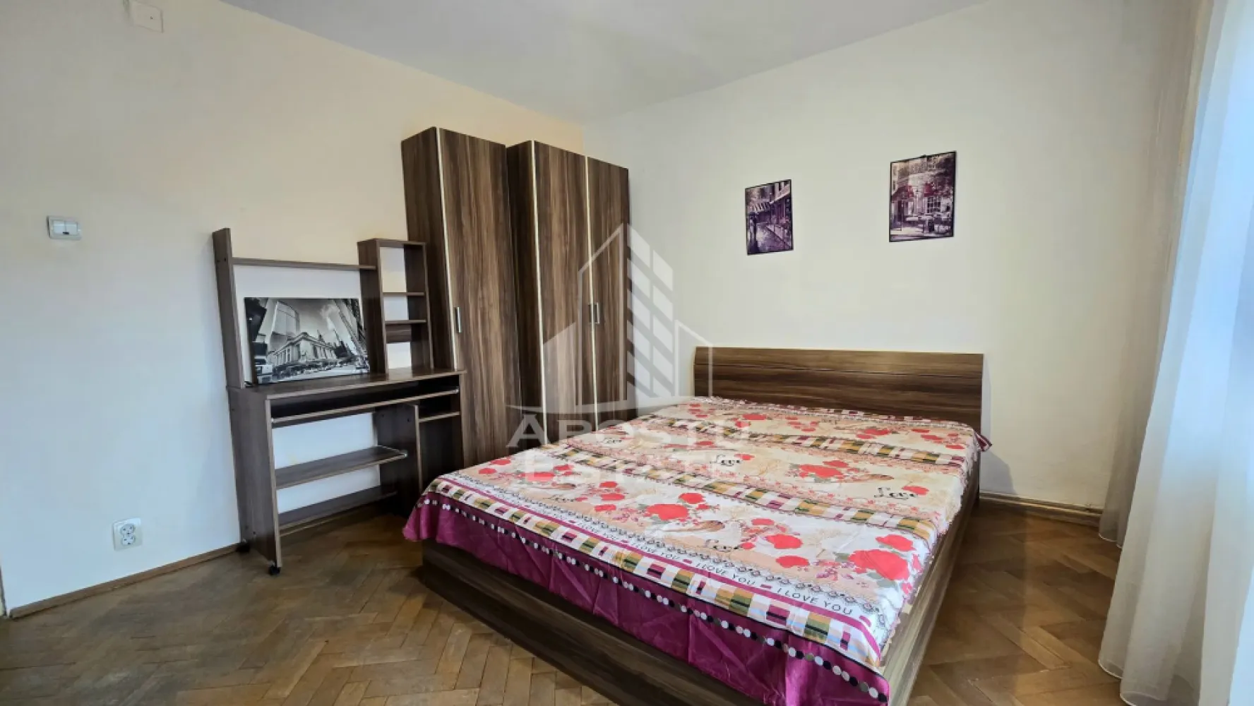 Apartament 2 camere de vanzare, etaj intermediar, Bucovina, Timisoara - Apostu Estate va ofera spre vânzare un apartament cu 2 camere, decomandat, situat la etaj intermediar, etajul 3 din 4 al unui bloc ce dispune de acoperiș din tigla, in zona Bucovina, localitatea Timisoara, Timis.
Zona este linistita apartamentul aflandu se la câteva minute fata de statia de autobuz, parc, școală sau market. Aproximativ 2 km fata de Iulius Town Timisoara.

Apartamentul are o suprafata utila de 56 mp, este decomandat si compartimentat astfel: 
- hol de acces 
- cămara pentru depozitare 
- bucătărie spațioasă cu loc de luat masa 
- hol intermediar
- living spațios prevăzut cu balcon 
- baie prevăzută cu cada 
- dormitor matrimonial prevăzut cu balcon 

Confortul termic este realizat prin centrala proprie, dar și prin intermediul aparatului de aer conditionat.

Agentia imobiliara Apostu Estate va ofera consultanta bancara gratuita prin intermediul colaboratorilor nostri pentru alegerea celui mai potrivit tip de credit, astfel incat tu sa devi noul proprietar al acestui apartament.

Disponibil imediat!
Va asteptam cu drag la o vizionare chiar astazi!