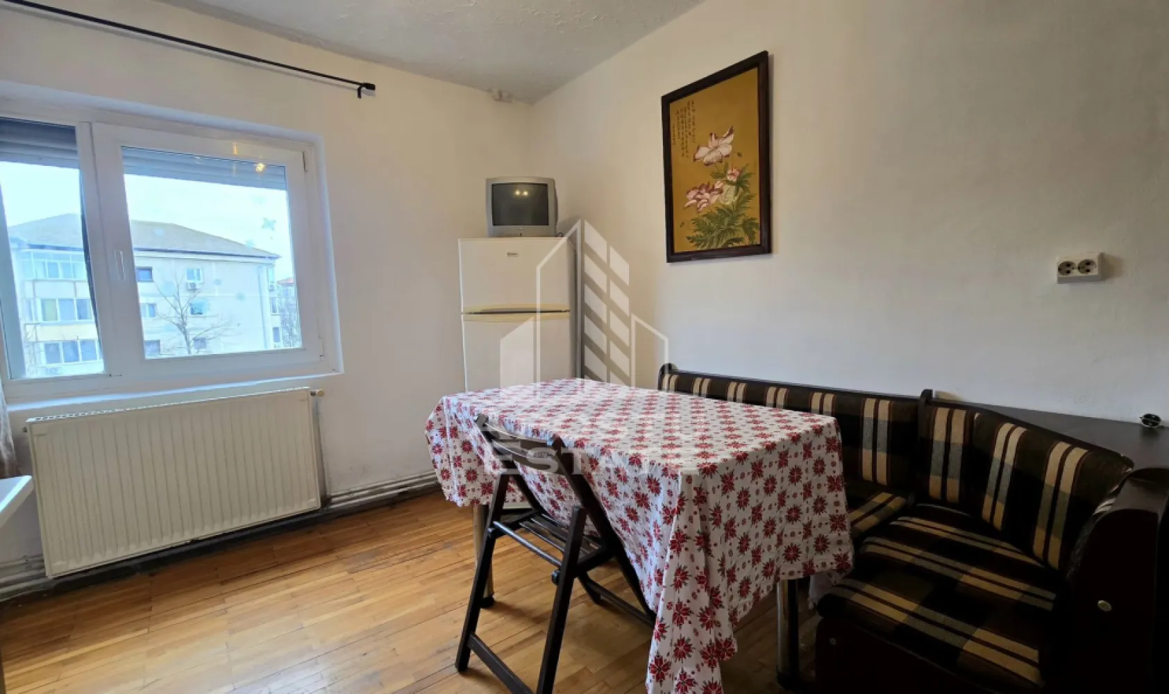Apartament 2 camere de vanzare, etaj intermediar, Bucovina, Timisoara - Apostu Estate va ofera spre vânzare un apartament cu 2 camere, decomandat, situat la etaj intermediar, etajul 3 din 4 al unui bloc ce dispune de acoperiș din tigla, in zona Bucovina, localitatea Timisoara, Timis.
Zona este linistita apartamentul aflandu se la câteva minute fata de statia de autobuz, parc, școală sau market. Aproximativ 2 km fata de Iulius Town Timisoara.

Apartamentul are o suprafata utila de 56 mp, este decomandat si compartimentat astfel: 
- hol de acces 
- cămara pentru depozitare 
- bucătărie spațioasă cu loc de luat masa 
- hol intermediar
- living spațios prevăzut cu balcon 
- baie prevăzută cu cada 
- dormitor matrimonial prevăzut cu balcon 

Confortul termic este realizat prin centrala proprie, dar și prin intermediul aparatului de aer conditionat.

Agentia imobiliara Apostu Estate va ofera consultanta bancara gratuita prin intermediul colaboratorilor nostri pentru alegerea celui mai potrivit tip de credit, astfel incat tu sa devi noul proprietar al acestui apartament.

Disponibil imediat!
Va asteptam cu drag la o vizionare chiar astazi!