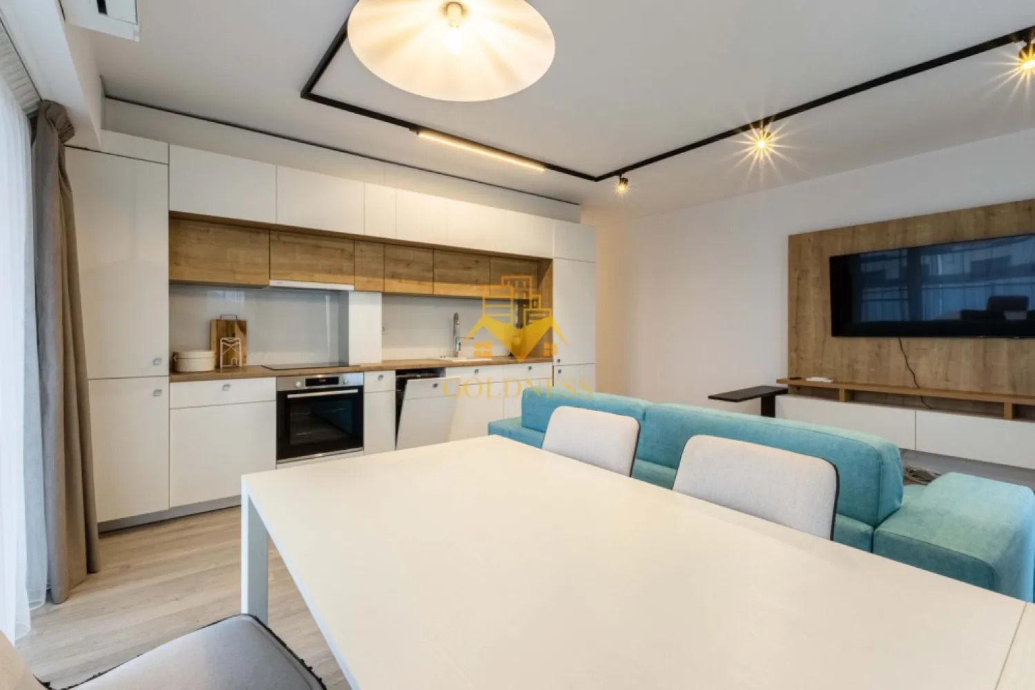 3 camere, modern, semicentral, Scala Center, zona Bosch, NTT Data - GOLDNESS Imobiliare vă propune spre închiriere un apartament cu 3 camere complet mobilat și utilat, la etajul 5 într-un imobil de 7 etaje, în zona Semicentrala. Apartamentul este compartimentat astfel: - dormitor cu pat matrimonial, dulap pentru haine, noptiere - dormitor cu canapea extensibila, dressing - living cu bucatarie open-space complet utilată, canapea extensibla, loc de servit masa, dressing - baie cu cabina de dus, calorifer port prosop inox și dulap pentru depozitare. - baie de serviciu - terasa de 18 mp Imobilul este dotat cu toate cele necesare- centrală proprie, mașină de spălat haine, masina de spalat vase, frigider, plită electrică, hotă, TV, etc. Se află în apropierea stațiilor de transport în comun, magazine, restaurante, spații verzi, farmacii, etc. Apartamentul dispune de loc de parcare subterana ! Dacă sunteți interesați de acest apartament și doriți să îl vizionați, dar și pentru alte oferte sau detalii nu ezitați să ne contactați telefonic sau prin e-mail - goldnessimobiliare@gmail.com. Vă stăm la dispoziție! Pentru intermediere se percepe un comision de 50% din prețul chiriei! }}