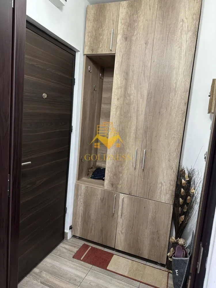 1 camera, Marasti, Expo Transilvania, Aurel Vlaicu, Profi, Parcare - GOLDNESS Imobiliare vă propune spre închiriere un apartament cu 1 camere complet mobilat și utilat, la etajul 1 într-un imobil de 4 etaje, în Cartierul Marasti.
Dispune de loc de parcare!
Se află în apropierea stațiilor de transport în comun, magazine, restaurante, spații verzi, farmacii, etc. 

Apartamentul este compartimentat astfel:
 - camera cu canapea extensibilă, dressing
 - bucătărie complet utilată și mobilată
 - baie cu cabina de dus, calorifer port prosop și dulap pentru depozitare.
 - balcon 3mp.

Imobilul este dotat cu toate cele necesare- termoficare, frigider, aragaz, hotă, mașină de spălat haine, etc. 

Dacă sunteți interesați de acest apartament și doriți să îl vizionați, dar și pentru alte oferte nu ezitați să ne contactați telefonic sau prin e-mail. Vă stăm la dispoziție!
Pentru intermediere se percepe un comision de 50% din prețul chiriei!