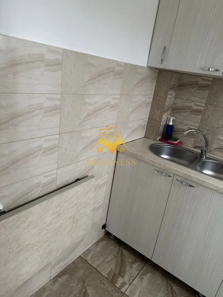 1 camera, Marasti, Expo Transilvania, Aurel Vlaicu, Profi, Parcare - GOLDNESS Imobiliare vă propune spre închiriere un apartament cu 1 camere complet mobilat și utilat, la etajul 1 într-un imobil de 4 etaje, în Cartierul Marasti.
Dispune de loc de parcare!
Se află în apropierea stațiilor de transport în comun, magazine, restaurante, spații verzi, farmacii, etc. 

Apartamentul este compartimentat astfel:
 - camera cu canapea extensibilă, dressing
 - bucătărie complet utilată și mobilată
 - baie cu cabina de dus, calorifer port prosop și dulap pentru depozitare.
 - balcon 3mp.

Imobilul este dotat cu toate cele necesare- termoficare, frigider, aragaz, hotă, mașină de spălat haine, etc. 

Dacă sunteți interesați de acest apartament și doriți să îl vizionați, dar și pentru alte oferte nu ezitați să ne contactați telefonic sau prin e-mail. Vă stăm la dispoziție!
Pentru intermediere se percepe un comision de 50% din prețul chiriei!