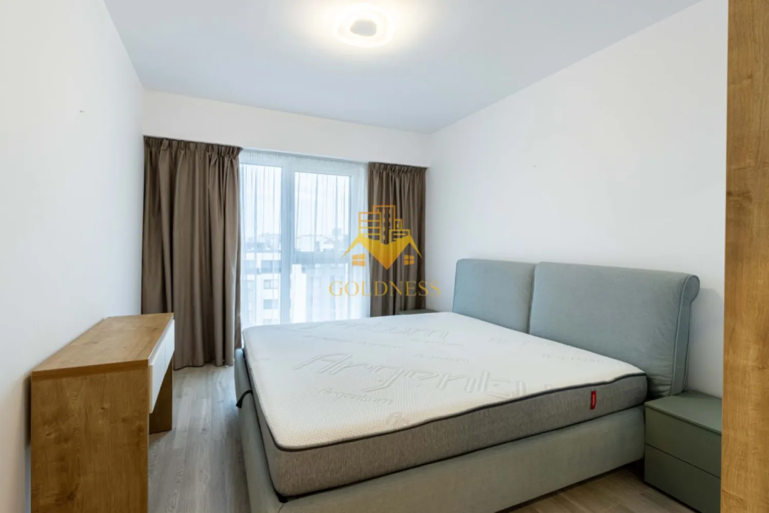 3 camere, modern, semicentral, Scala Center, zona Bosch, NTT Data - GOLDNESS Imobiliare vă propune spre închiriere un apartament cu 3 camere complet mobilat și utilat, la etajul 5 într-un imobil de 7 etaje, în zona Semicentrala. Apartamentul este compartimentat astfel: - dormitor cu pat matrimonial, dulap pentru haine, noptiere - dormitor cu canapea extensibila, dressing - living cu bucatarie open-space complet utilată, canapea extensibla, loc de servit masa, dressing - baie cu cabina de dus, calorifer port prosop inox și dulap pentru depozitare. - baie de serviciu - terasa de 18 mp Imobilul este dotat cu toate cele necesare- centrală proprie, mașină de spălat haine, masina de spalat vase, frigider, plită electrică, hotă, TV, etc. Se află în apropierea stațiilor de transport în comun, magazine, restaurante, spații verzi, farmacii, etc. Apartamentul dispune de loc de parcare subterana ! Dacă sunteți interesați de acest apartament și doriți să îl vizionați, dar și pentru alte oferte sau detalii nu ezitați să ne contactați telefonic sau prin e-mail - goldnessimobiliare@gmail.com. Vă stăm la dispoziție! Pentru intermediere se percepe un comision de 50% din prețul chiriei! }}