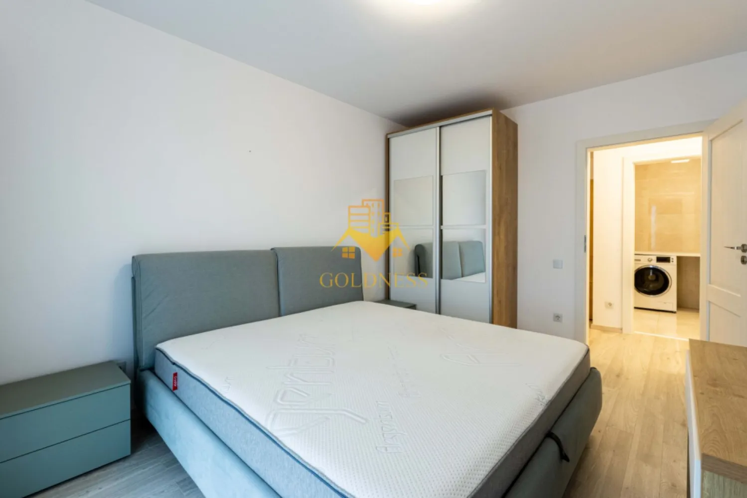 3 camere, modern, semicentral, Scala Center, zona Bosch, NTT Data - GOLDNESS Imobiliare vă propune spre închiriere un apartament cu 3 camere complet mobilat și utilat, la etajul 5 într-un imobil de 7 etaje, în zona Semicentrala. Apartamentul este compartimentat astfel: - dormitor cu pat matrimonial, dulap pentru haine, noptiere - dormitor cu canapea extensibila, dressing - living cu bucatarie open-space complet utilată, canapea extensibla, loc de servit masa, dressing - baie cu cabina de dus, calorifer port prosop inox și dulap pentru depozitare. - baie de serviciu - terasa de 18 mp Imobilul este dotat cu toate cele necesare- centrală proprie, mașină de spălat haine, masina de spalat vase, frigider, plită electrică, hotă, TV, etc. Se află în apropierea stațiilor de transport în comun, magazine, restaurante, spații verzi, farmacii, etc. Apartamentul dispune de loc de parcare subterana ! Dacă sunteți interesați de acest apartament și doriți să îl vizionați, dar și pentru alte oferte sau detalii nu ezitați să ne contactați telefonic sau prin e-mail - goldnessimobiliare@gmail.com. Vă stăm la dispoziție! Pentru intermediere se percepe un comision de 50% din prețul chiriei! }}