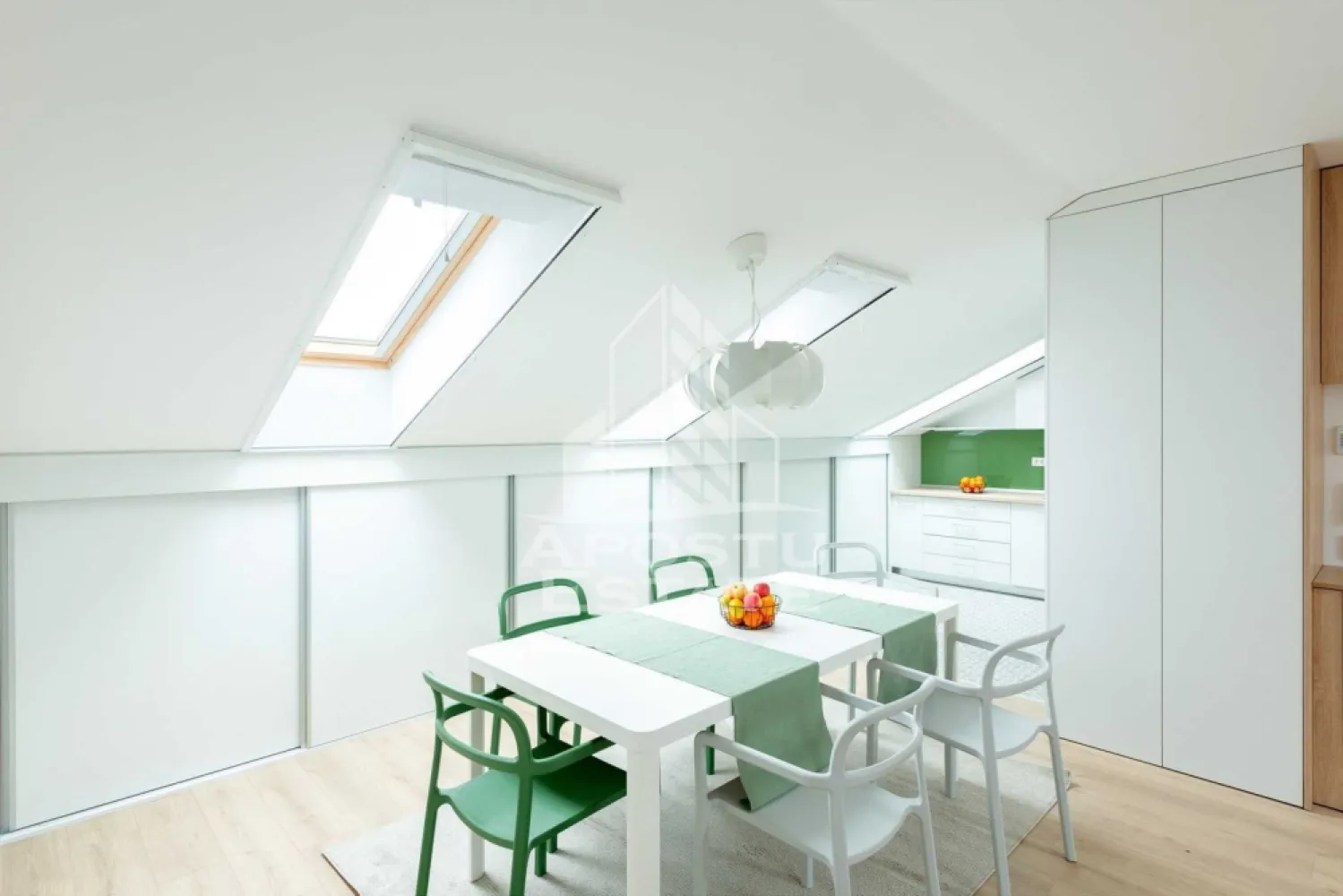 Apartament 2 camere, de inchiriat, Dumbravita - APOSTU ESTATE va propune spre inchiriere un apartament de cu 3 camere, 2 bai, confort 1 sporit, open space, situat la etajul3 /3, zona Dumbravita

Imobilul se intinde pe o suprafata utila de 70 mp si este compartimentat astfel:

- hol de acces

- living open space

- bucatarie deschisa

- 2 dormitoare

Confortul termic se realizeaza prin intermediul centralei pe imobil si al aparatului de aer conditionat. Incalzire este prin pardoseala.

Nu se accepta animale de companie si sa se fumeze in incinta imobilului.
Disponibil din luna 01.08.2026!
Va asteptam cu drag la o vizionare!

ID intern: CP3198572!
