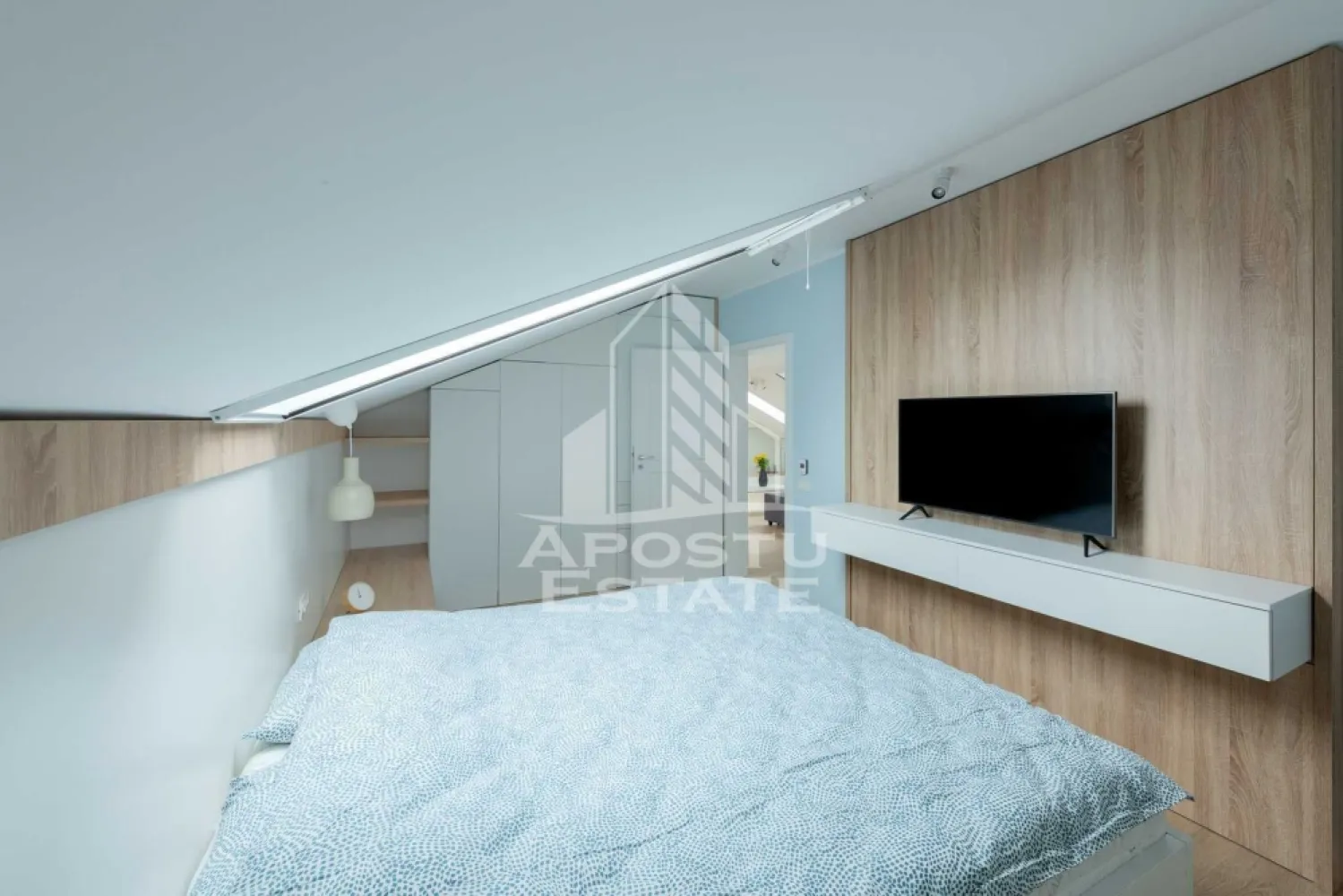 Apartament 2 camere, de inchiriat, Dumbravita - APOSTU ESTATE va propune spre inchiriere un apartament de cu 3 camere, 2 bai, confort 1 sporit, open space, situat la etajul3 /3, zona Dumbravita

Imobilul se intinde pe o suprafata utila de 70 mp si este compartimentat astfel:

- hol de acces

- living open space

- bucatarie deschisa

- 2 dormitoare

Confortul termic se realizeaza prin intermediul centralei pe imobil si al aparatului de aer conditionat. Incalzire este prin pardoseala.

Nu se accepta animale de companie si sa se fumeze in incinta imobilului.
Disponibil din luna 01.08.2026!
Va asteptam cu drag la o vizionare!

ID intern: CP3198572!