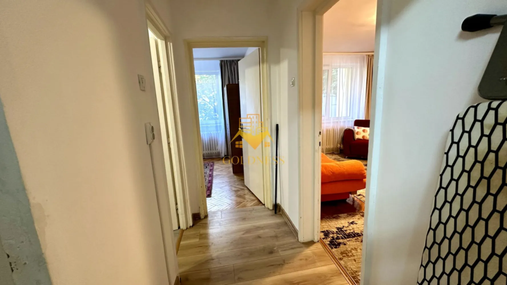 2 camere decomandate, Gheorgheni, FSEGA, Iulius Mall, Unirii - GOLDNESS Imobiliare vă propune spre închiriere un apartament cu 2 camere complet mobilat și utilat, la Parter într-un imobil de 4 etaje, în Cartierul Gheorgheni
Se află în apropierea stațiilor de transport în comun, magazine, restaurante, spații verzi, farmacii, etc. 

Apartamentul este compartimentat astfel:
 - dormitor cu canapea extensibilă, dressing, noptiere
 - dormitor cu canapea extensibilă, dressing
 - bucătărie complet utilată și mobilată, loc de servit masa 
 - baie cu dus walkin, calorifer port prosop și dulap pentru depozitare.

Imobilul este dotat cu toate cele necesare- termoficare cu contor, frigider, aragaz, hotă, mașină de spălat haine, etc. 

Dacă sunteți interesați de acest apartament și doriți să îl vizionați, dar și pentru alte oferte nu ezitați să ne contactați telefonic sau prin e-mail. Vă stăm la dispoziție!
Pentru intermediere se percepe un comision de 50% din prețul chiriei!