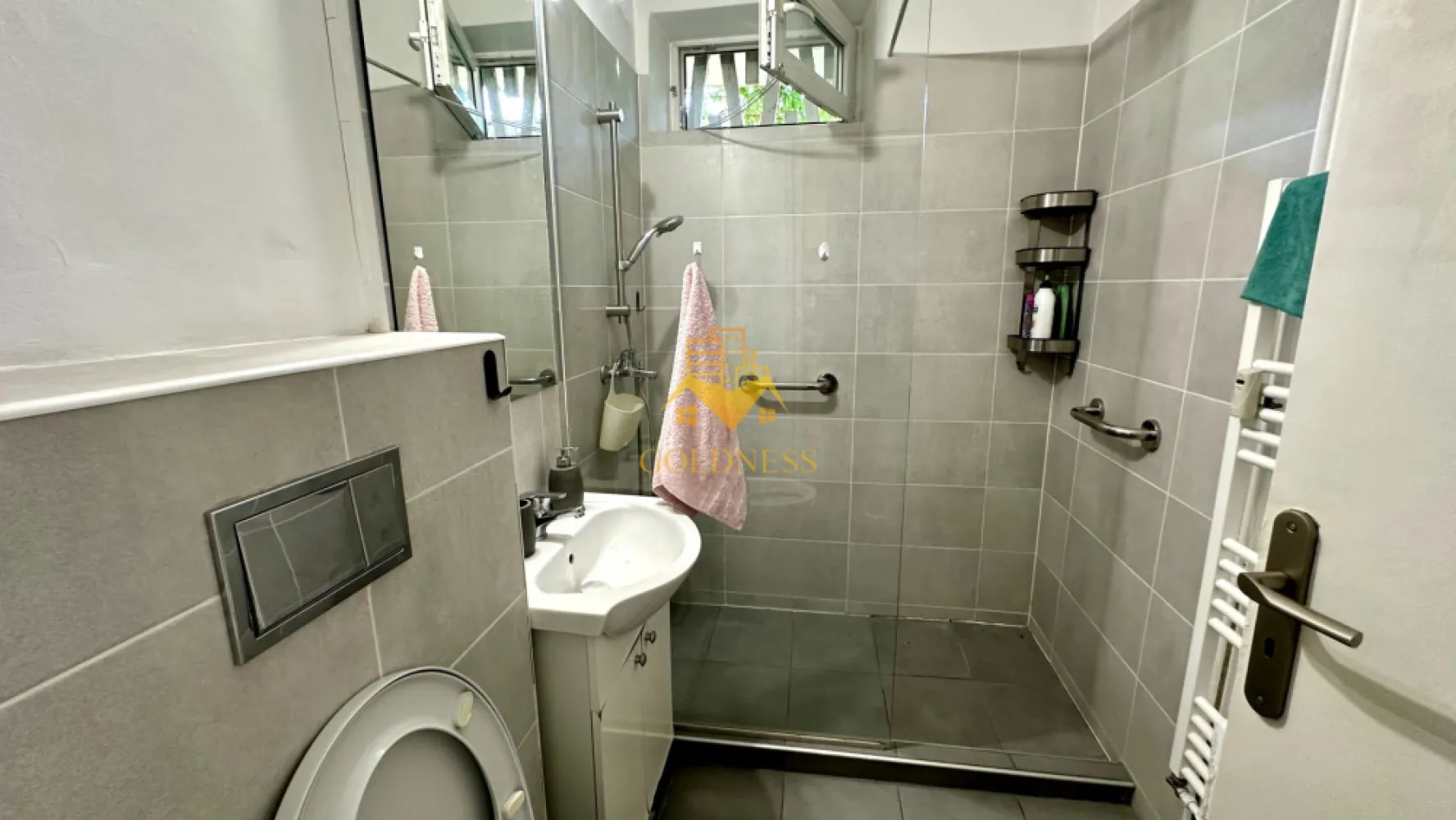 2 camere decomandate, Gheorgheni, FSEGA, Iulius Mall, Unirii - GOLDNESS Imobiliare vă propune spre închiriere un apartament cu 2 camere complet mobilat și utilat, la Parter într-un imobil de 4 etaje, în Cartierul Gheorgheni
Se află în apropierea stațiilor de transport în comun, magazine, restaurante, spații verzi, farmacii, etc. 

Apartamentul este compartimentat astfel:
 - dormitor cu canapea extensibilă, dressing, noptiere
 - dormitor cu canapea extensibilă, dressing
 - bucătărie complet utilată și mobilată, loc de servit masa 
 - baie cu dus walkin, calorifer port prosop și dulap pentru depozitare.

Imobilul este dotat cu toate cele necesare- termoficare cu contor, frigider, aragaz, hotă, mașină de spălat haine, etc. 

Dacă sunteți interesați de acest apartament și doriți să îl vizionați, dar și pentru alte oferte nu ezitați să ne contactați telefonic sau prin e-mail. Vă stăm la dispoziție!
Pentru intermediere se percepe un comision de 50% din prețul chiriei!