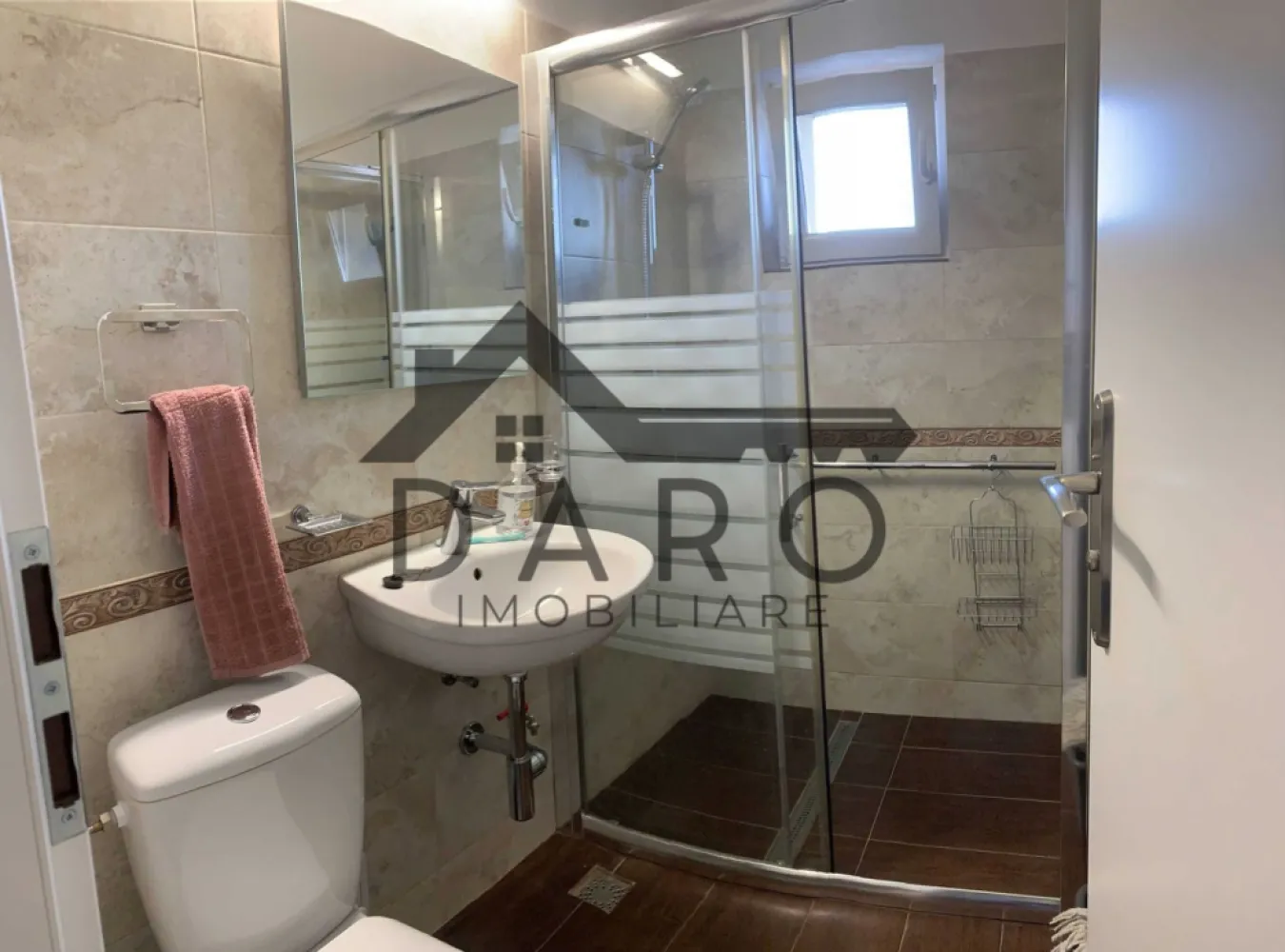 Apartament 2 Camere de Închiriat – Semicentral, Luminos, Modern, Economic. - Apartament cu 2 camere, renovat, modern și luminos, situat la etajul 6, cu priveliște frumoasă asupra orașului. Amplasat într-o zonă semicentrală, verde și liniștită, aproape de Scările Furnica.
 Living mobilat contemporan, cu lumină naturală din abundență
 Bucătărie complet utilată cu electrocasnice Bosch
 Balcon de 7 mp, ideal pentru relaxare
 Economic și confortabil
Chirie: 380 € / lună. Disponibil de la 1 august. Pentru detalii și vizionări: 07********65.