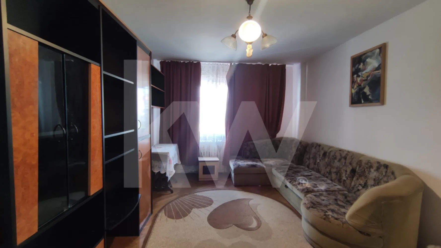De închiriat | Apartament 3 camere | Zona Cireșica, Sibiu | 78 mp utili - Apartament cu 3 camere decomandat, situat la etajul 1, în zona Cireșica — cartier liniștit, cu acces rapid la școli, grădinițe, magazine alimentare, farmacie și stații de mijloace de transport în comun.

Specificații:
•⁠  ⁠Suprafață utilă: 78 mp
•⁠  ⁠Compartimentare: decomandat
•⁠  ⁠Etaj: 1
•⁠  ⁠Băi: 2
•⁠  ⁠Balcon închis
•⁠  ⁠Bucătărie închisă
•⁠  ⁠Mobilat

Despre apartament:
Spațiu bine compartimentat, cu camere separate și o distribuție practică. Bucătăria este închisă, separată de zona de zi, iar balconul închis poate fi utilizat ca spațiu de depozitare sau birou mic. Cele două băi reprezintă un avantaj real pentru familii.

Zonă și vecinătăți:
Cireșica este o zonă rezidențială cu o infrastructură bine pusă la punct — școli și grădinițe în proximitate, acces facil la mijloacele de transport în comun, magazine, farmacie și piață.
