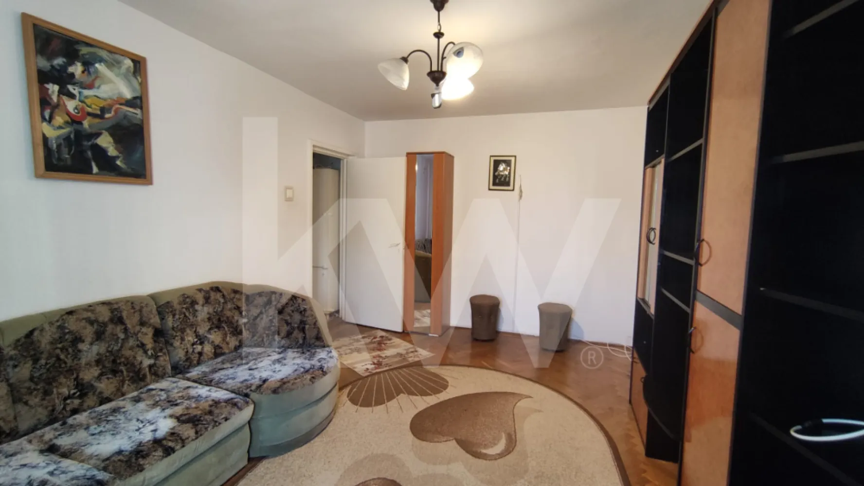 De închiriat | Apartament 3 camere | Zona Cireșica, Sibiu | 78 mp utili - Apartament cu 3 camere decomandat, situat la etajul 1, în zona Cireșica — cartier liniștit, cu acces rapid la școli, grădinițe, magazine alimentare, farmacie și stații de mijloace de transport în comun.

Specificații:
•⁠  ⁠Suprafață utilă: 78 mp
•⁠  ⁠Compartimentare: decomandat
•⁠  ⁠Etaj: 1
•⁠  ⁠Băi: 2
•⁠  ⁠Balcon închis
•⁠  ⁠Bucătărie închisă
•⁠  ⁠Mobilat

Despre apartament:
Spațiu bine compartimentat, cu camere separate și o distribuție practică. Bucătăria este închisă, separată de zona de zi, iar balconul închis poate fi utilizat ca spațiu de depozitare sau birou mic. Cele două băi reprezintă un avantaj real pentru familii.

Zonă și vecinătăți:
Cireșica este o zonă rezidențială cu o infrastructură bine pusă la punct — școli și grădinițe în proximitate, acces facil la mijloacele de transport în comun, magazine, farmacie și piață.
