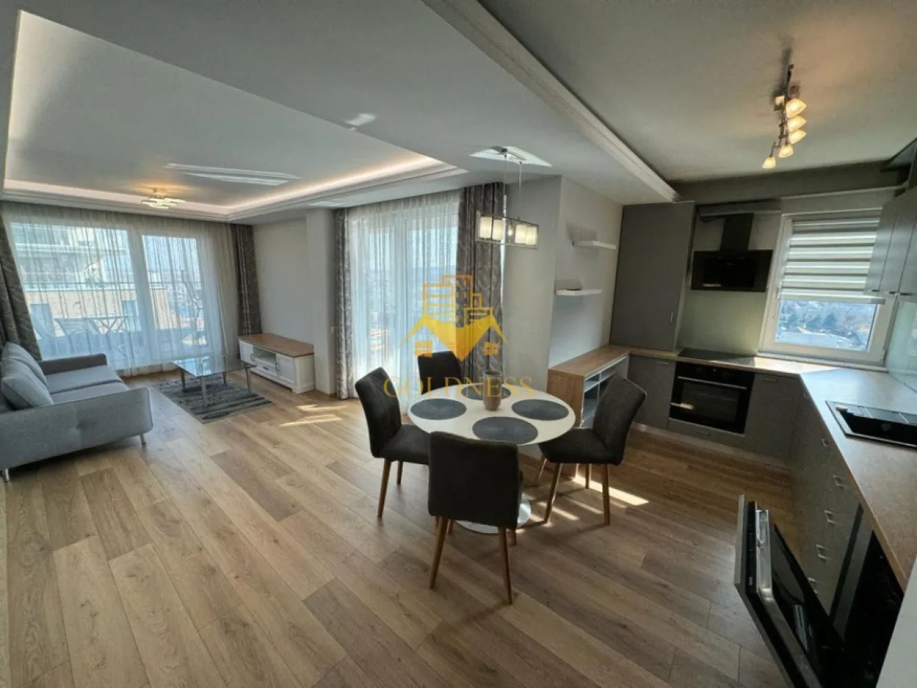 3 camere, modern, parcare, Buna Ziua, zona Grand Hotel Italia, LIDL - GOLDNESS Imobiliare vă propune spre închiriere un apartament cu 3 camere complet mobilat și utilat, la etajul 9 într-un imobil de 10 etaje, în cartierul Buna Ziua. Apartamentul este compartimentat astfel: - dormitor cu pat matrimonial, dressing, noptiere - dormitor cu pat matrimonial, dulap pentru haine, noptiere - living cu bucatarie open-space complet utilată, canapea extensibilă, loc de servit masa - baie cu cada, calorifer port prosop inox și dulap pentru depozitare. - baie de serviciu - terasa de 26 mp. Imobilul este dotat cu toate cele necesare- centrală proprie, mașină de spălat haine, frigider, plită electrică, hotă, etc. Se află în apropierea stațiilor de transport în comun, magazine, restaurante, spații verzi, farmacii, etc. Dispune de parcare subterana inclusa in pret! Dacă sunteți interesați de acest apartament și doriți să îl vizionați, dar și pentru alte oferte sau detalii nu ezitați să ne contactați telefonic sau prin e-mail. Vă stăm la dispoziție! Comision 50% din valoarea chiriei pentru intermediere! }}