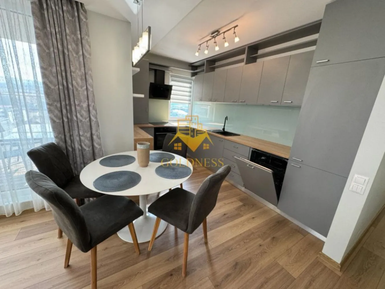 3 camere, modern, parcare, Buna Ziua, zona Grand Hotel Italia, LIDL - GOLDNESS Imobiliare vă propune spre închiriere un apartament cu 3 camere complet mobilat și utilat, la etajul 9 într-un imobil de 10 etaje, în cartierul Buna Ziua. Apartamentul este compartimentat astfel: - dormitor cu pat matrimonial, dressing, noptiere - dormitor cu pat matrimonial, dulap pentru haine, noptiere - living cu bucatarie open-space complet utilată, canapea extensibilă, loc de servit masa - baie cu cada, calorifer port prosop inox și dulap pentru depozitare. - baie de serviciu - terasa de 26 mp. Imobilul este dotat cu toate cele necesare- centrală proprie, mașină de spălat haine, frigider, plită electrică, hotă, etc. Se află în apropierea stațiilor de transport în comun, magazine, restaurante, spații verzi, farmacii, etc. Dispune de parcare subterana inclusa in pret! Dacă sunteți interesați de acest apartament și doriți să îl vizionați, dar și pentru alte oferte sau detalii nu ezitați să ne contactați telefonic sau prin e-mail. Vă stăm la dispoziție! Comision 50% din valoarea chiriei pentru intermediere! }}