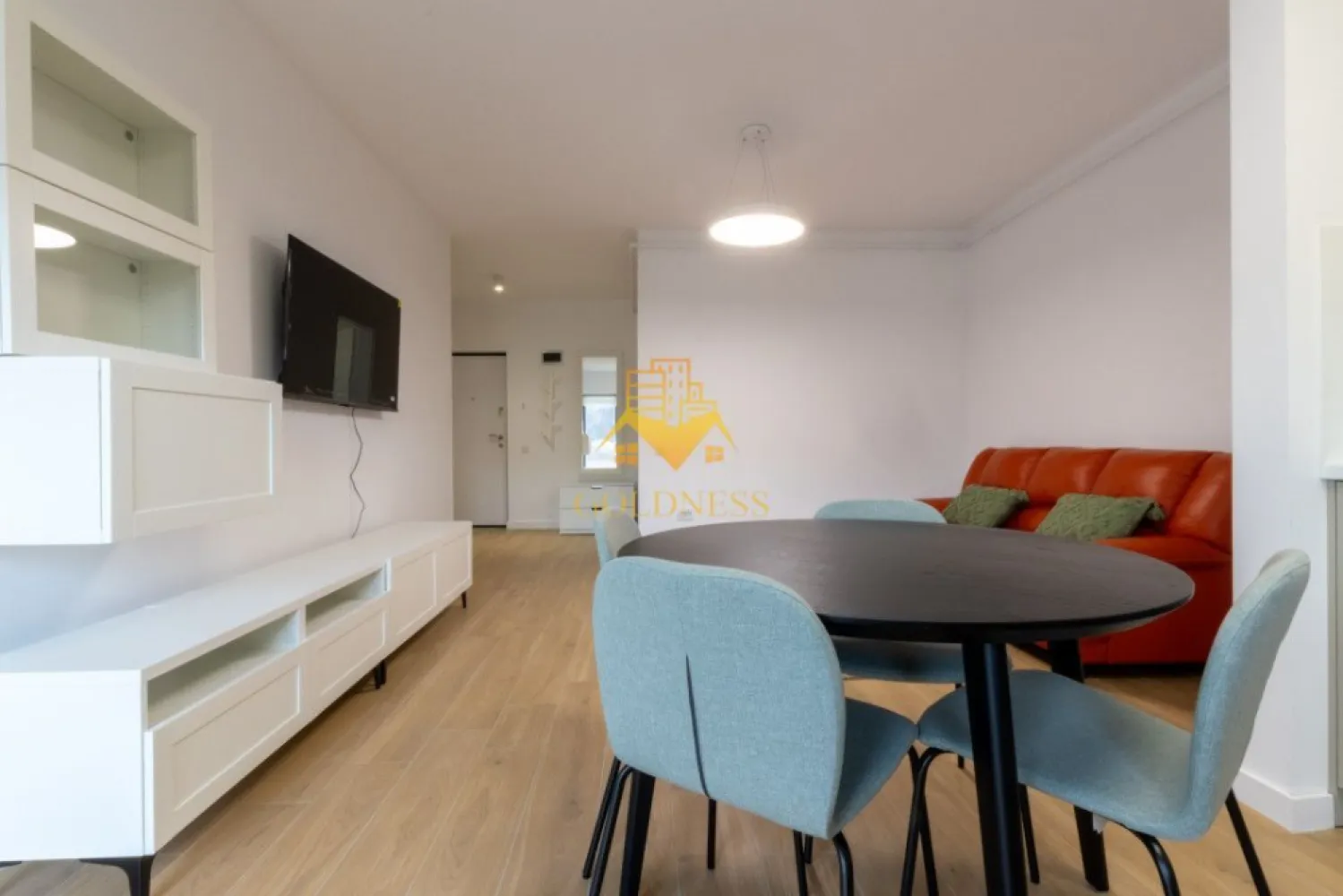 2 camere, modern, parcare, bloc nou, Floresti, zona Tineretului - GOLDNESS Imobiliare vă propune spre închiriere un apartament cu 2 camere complet mobilat și utilat, la etajul 2 într-un imobil de 5 etaje, în Floresti. Apartamentul este compartimentat astfel: - dormitor cu pat matrimonial, dressing, noptiere - living cu bucatarie open-space complet utilată, canapea, loc de servit masa - baie cu cada, calorifer port prosop inox și dulap pentru depozitare. - terasa de 4 mp. Imobilul este dotat cu toate cele necesare- centrală proprie, mașină de spălat haine, frigider, plită electrică, hotă, etc. Se află în apropierea stațiilor de transport în comun, magazine, restaurante, spații verzi, farmacii, etc. Dispune de parcare ! Dacă sunteți interesați de acest apartament și doriți să îl vizionați, dar și pentru alte oferte sau detalii nu ezitați să ne contactați telefonic sau prin e-mail - goldnessimobiliare@gmail.com. Vă stăm la dispoziție! }}
