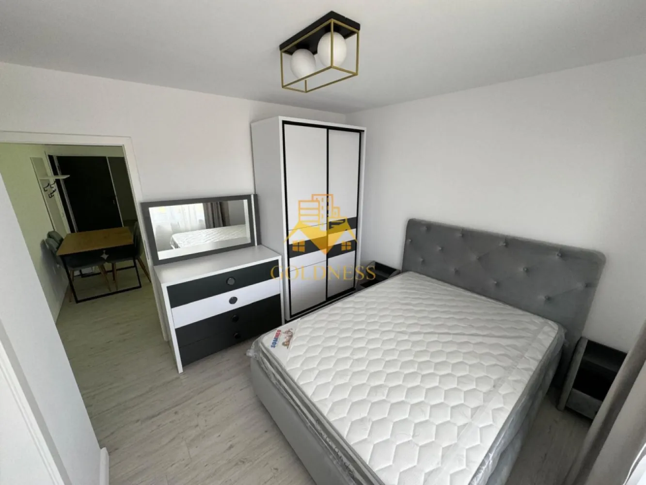 2 camere, modern, 2 bai, Baciu zona Galaxiei, Transylvaniei - GOLDNESS Imobiliare vă propune spre închiriere un apartament cu o camera complet mobilata și utilata, la etajul 3 într-un imobil de 3 etaje, în Baciu. Se poate inchiria parcare cu 30e ! Se află în apropierea stațiilor de transport în comun, magazine, restaurante, spații verzi, farmacii, etc. Apartamentul este compartimentat astfel: - dormitor cu pat matrimonial, dressing, noptiere - bucatarie complet mobilata, utilata, loc de luat masa - baie cu cabina de dus, calorifer port prosop și dulap pentru depozitare. - terasa de 6 mp. Imobilul este dotat cu toate cele necesare- centrală proprie, mașină de spălat haine, frigider, plită electrică, hotă, etc. Dacă sunteți interesați de acest apartament și doriți să îl vizionați, dar și pentru alte oferte nu ezitați să ne contactați telefonic sau prin e-mail. Vă stăm la dispoziție! Pentru intermediere se percepe un comision de 50% din prețul chiriei! }}