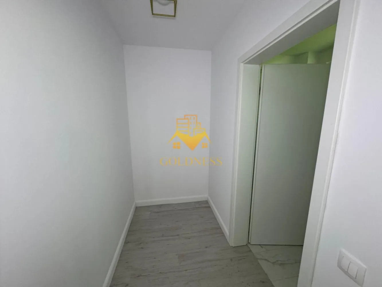 2 camere, modern, 2 bai, Baciu zona Galaxiei, Transylvaniei - GOLDNESS Imobiliare vă propune spre închiriere un apartament cu o camera complet mobilata și utilata, la etajul 3 într-un imobil de 3 etaje, în Baciu. Se poate inchiria parcare cu 30e ! Se află în apropierea stațiilor de transport în comun, magazine, restaurante, spații verzi, farmacii, etc. Apartamentul este compartimentat astfel: - dormitor cu pat matrimonial, dressing, noptiere - bucatarie complet mobilata, utilata, loc de luat masa - baie cu cabina de dus, calorifer port prosop și dulap pentru depozitare. - terasa de 6 mp. Imobilul este dotat cu toate cele necesare- centrală proprie, mașină de spălat haine, frigider, plită electrică, hotă, etc. Dacă sunteți interesați de acest apartament și doriți să îl vizionați, dar și pentru alte oferte nu ezitați să ne contactați telefonic sau prin e-mail. Vă stăm la dispoziție! Pentru intermediere se percepe un comision de 50% din prețul chiriei! }}