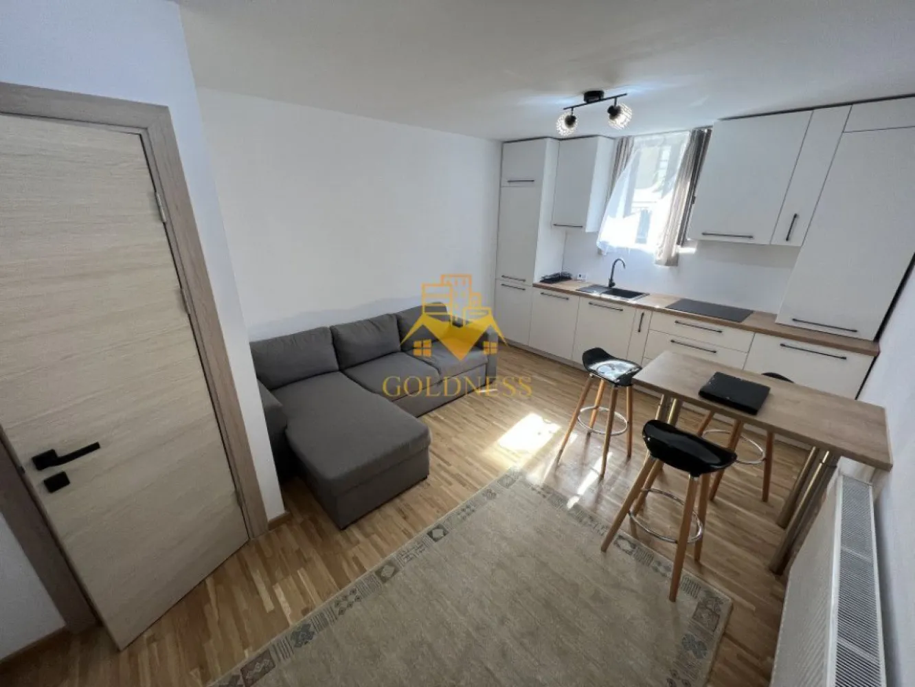 3 camere, modern, central, Piata Mihai Viteazu,zona Aquina Pool,Fierul - GOLDNESS Imobiliare vă propune spre închiriere un apartament cu 3 camere complet mobilat și utilat, la parter într-un imobil de 3 etaje, în Mihai Viteazu. Apartamentul este compartimentat astfel: - dormitor cu pat matrimonial, dressing, noptiere - dormitor cu pat matrimonial, dulap pentru haine - living cu bucatarie open-space complet utilată, canapea extensibilă, loc de servit masa - baie cu cabina de dus, calorifer port prosop inox și dulap pentru depozitare. - baie de serviciu Imobilul este dotat cu toate cele necesare- centrală proprie, mașină de spălat haine, frigider, plită electrică, hotă, etc. Se află în apropierea stațiilor de transport în comun, magazine, restaurante, spații verzi, farmacii, etc. Posibilitate de parcare in zona ! Dacă sunteți interesați de acest apartament și doriți să îl vizionați, dar și pentru alte oferte sau detalii nu ezitați să ne contactați telefonic sau prin e-mail - goldnessimobiliare@gmail.com. Vă stăm la dispoziție! Pentru intermediere se percepe un comision de 50% din prețul chiriei! }}