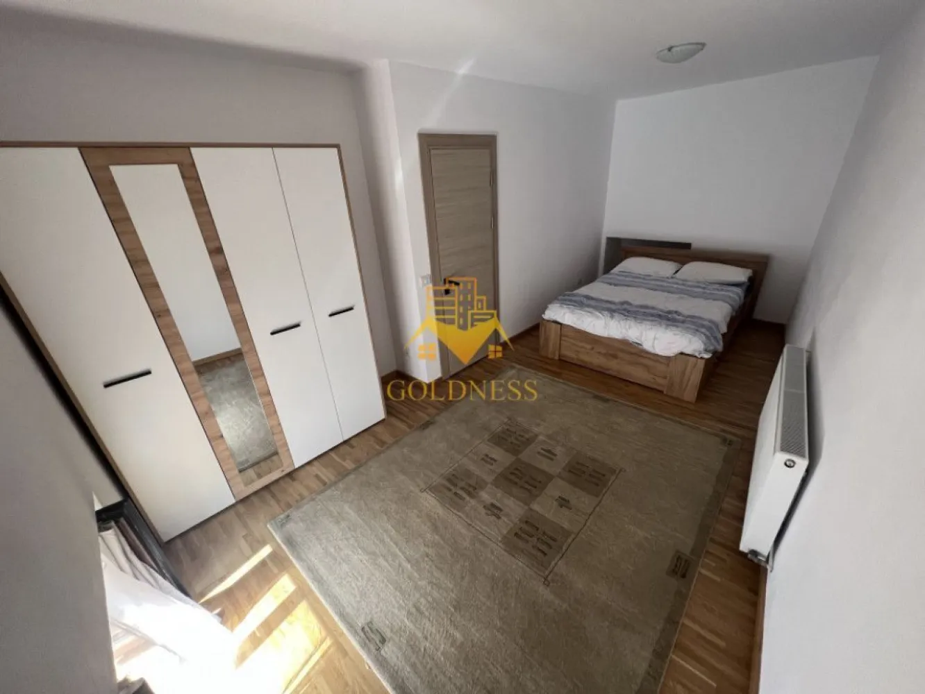 3 camere, modern, central, Piata Mihai Viteazu,zona Aquina Pool,Fierul - GOLDNESS Imobiliare vă propune spre închiriere un apartament cu 3 camere complet mobilat și utilat, la parter într-un imobil de 3 etaje, în Mihai Viteazu. Apartamentul este compartimentat astfel: - dormitor cu pat matrimonial, dressing, noptiere - dormitor cu pat matrimonial, dulap pentru haine - living cu bucatarie open-space complet utilată, canapea extensibilă, loc de servit masa - baie cu cabina de dus, calorifer port prosop inox și dulap pentru depozitare. - baie de serviciu Imobilul este dotat cu toate cele necesare- centrală proprie, mașină de spălat haine, frigider, plită electrică, hotă, etc. Se află în apropierea stațiilor de transport în comun, magazine, restaurante, spații verzi, farmacii, etc. Posibilitate de parcare in zona ! Dacă sunteți interesați de acest apartament și doriți să îl vizionați, dar și pentru alte oferte sau detalii nu ezitați să ne contactați telefonic sau prin e-mail - goldnessimobiliare@gmail.com. Vă stăm la dispoziție! Pentru intermediere se percepe un comision de 50% din prețul chiriei! }}