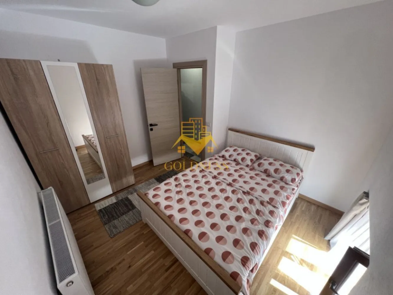 3 camere, modern, central, Piata Mihai Viteazu,zona Aquina Pool,Fierul - GOLDNESS Imobiliare vă propune spre închiriere un apartament cu 3 camere complet mobilat și utilat, la parter într-un imobil de 3 etaje, în Mihai Viteazu. Apartamentul este compartimentat astfel: - dormitor cu pat matrimonial, dressing, noptiere - dormitor cu pat matrimonial, dulap pentru haine - living cu bucatarie open-space complet utilată, canapea extensibilă, loc de servit masa - baie cu cabina de dus, calorifer port prosop inox și dulap pentru depozitare. - baie de serviciu Imobilul este dotat cu toate cele necesare- centrală proprie, mașină de spălat haine, frigider, plită electrică, hotă, etc. Se află în apropierea stațiilor de transport în comun, magazine, restaurante, spații verzi, farmacii, etc. Posibilitate de parcare in zona ! Dacă sunteți interesați de acest apartament și doriți să îl vizionați, dar și pentru alte oferte sau detalii nu ezitați să ne contactați telefonic sau prin e-mail - goldnessimobiliare@gmail.com. Vă stăm la dispoziție! Pentru intermediere se percepe un comision de 50% din prețul chiriei! }}