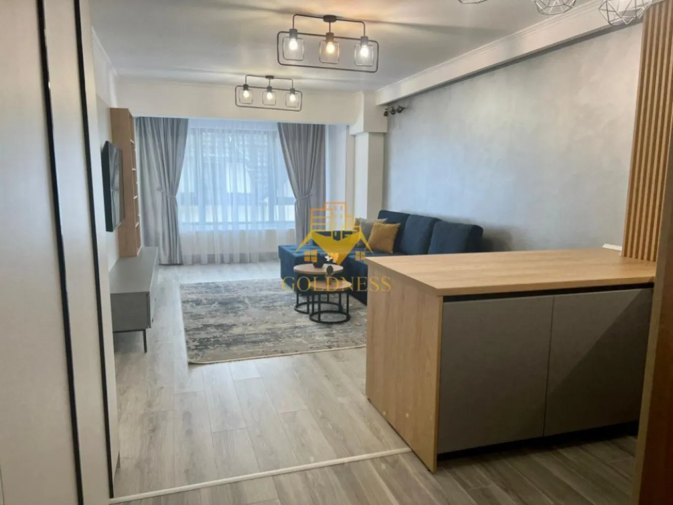 2 camere,modern,garaj, bloc nou zona Centrala, Platinia, Usamv,Motilor - GOLDNESS Imobiliare va oferă spre închiriere un apartament cu 2 camere semidecomandat, aflat în cartierul Plopilor, la 5 minute pe jos de Platinia, USAMV, Cluj Arena şi parcul central. Accesul facil la transportul în comun, staţia de tramvai fiind la 2 minute de mers pe jos. Blocul , finisat în 2019, este certificat energetic clasa A, dispune de lift, curte interioară, loc de joacă, parcare subterană. Suprafaţa utilă este de 58 mp, la care se adaugă şi un balcon de 4 mp. Compartimentarea este urmatoarea: 1 living cu bucătărie, 1 dormitor, 1 baie, 1 balcon. Apartamentul este dotat cu aer condiţionat, maşină de spălat rufe, maşină de spălat vase, Smart TV. Se inchiriaza complet mobilat si utilat cu: mobilier modern executat la comandă şi electrocasnice de ultimă generaţie. Orientarea acestuia este spre Sud-Est. Se poate inchiria loc de parcare cu 50 euro!. Dacă va interesează aceasta oferta ne puteți contacta la numărul de telefon de mai sus. Va așteptăm la vizionare! Pentru intermediere se percepe un comision de 50% din prețul chiriei! }}