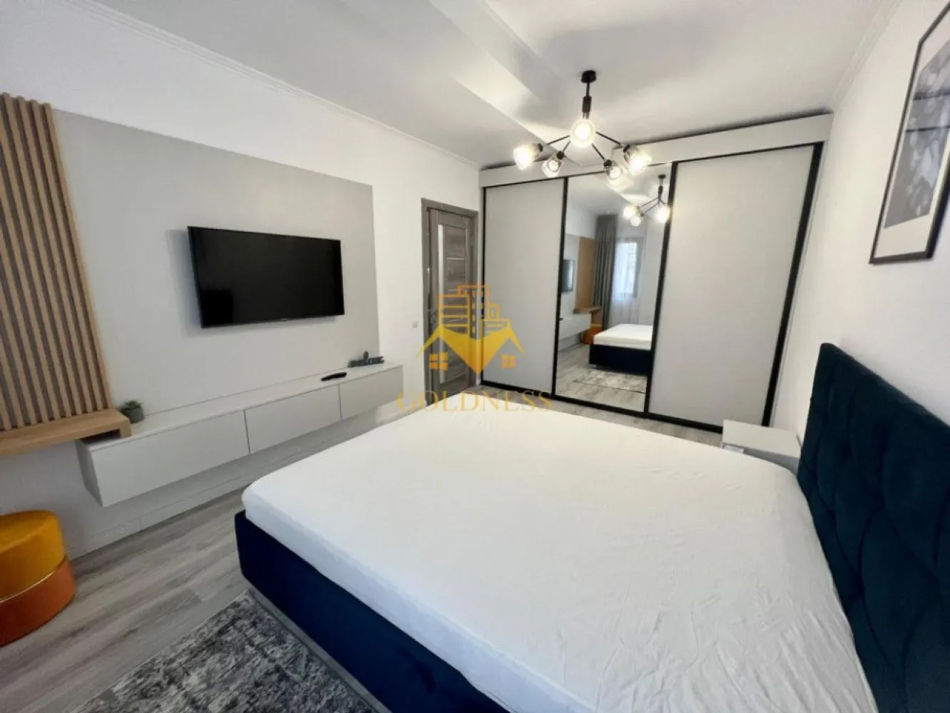 2 camere,modern,garaj, bloc nou zona Centrala, Platinia, Usamv,Motilor - GOLDNESS Imobiliare va oferă spre închiriere un apartament cu 2 camere semidecomandat, aflat în cartierul Plopilor, la 5 minute pe jos de Platinia, USAMV, Cluj Arena şi parcul central. Accesul facil la transportul în comun, staţia de tramvai fiind la 2 minute de mers pe jos. Blocul , finisat în 2019, este certificat energetic clasa A, dispune de lift, curte interioară, loc de joacă, parcare subterană. Suprafaţa utilă este de 58 mp, la care se adaugă şi un balcon de 4 mp. Compartimentarea este urmatoarea: 1 living cu bucătărie, 1 dormitor, 1 baie, 1 balcon. Apartamentul este dotat cu aer condiţionat, maşină de spălat rufe, maşină de spălat vase, Smart TV. Se inchiriaza complet mobilat si utilat cu: mobilier modern executat la comandă şi electrocasnice de ultimă generaţie. Orientarea acestuia este spre Sud-Est. Se poate inchiria loc de parcare cu 50 euro!. Dacă va interesează aceasta oferta ne puteți contacta la numărul de telefon de mai sus. Va așteptăm la vizionare! Pentru intermediere se percepe un comision de 50% din prețul chiriei! }}