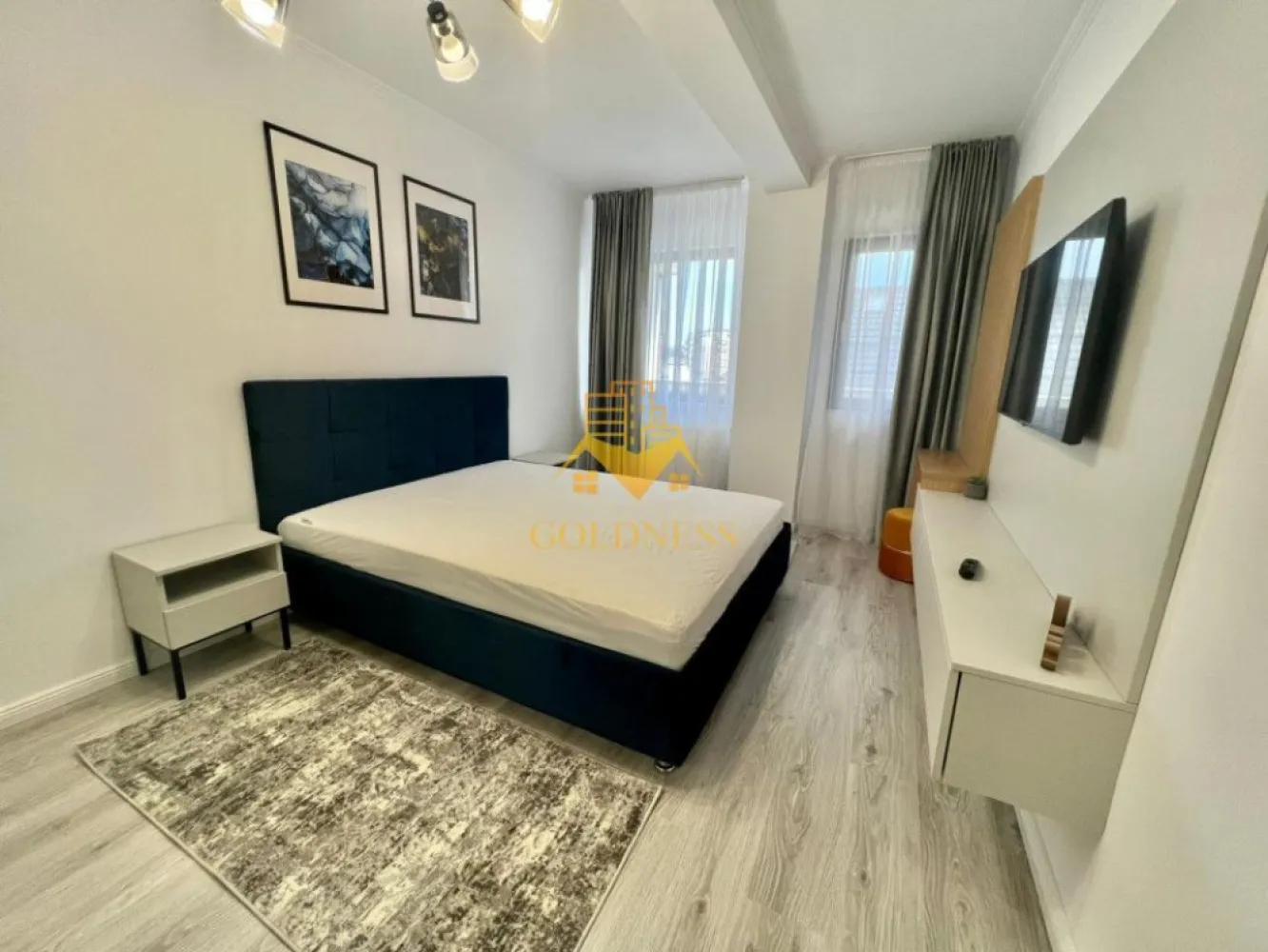 2 camere,modern,garaj, bloc nou zona Centrala, Platinia, Usamv,Motilor - GOLDNESS Imobiliare va oferă spre închiriere un apartament cu 2 camere semidecomandat, aflat în cartierul Plopilor, la 5 minute pe jos de Platinia, USAMV, Cluj Arena şi parcul central. Accesul facil la transportul în comun, staţia de tramvai fiind la 2 minute de mers pe jos. Blocul , finisat în 2019, este certificat energetic clasa A, dispune de lift, curte interioară, loc de joacă, parcare subterană. Suprafaţa utilă este de 58 mp, la care se adaugă şi un balcon de 4 mp. Compartimentarea este urmatoarea: 1 living cu bucătărie, 1 dormitor, 1 baie, 1 balcon. Apartamentul este dotat cu aer condiţionat, maşină de spălat rufe, maşină de spălat vase, Smart TV. Se inchiriaza complet mobilat si utilat cu: mobilier modern executat la comandă şi electrocasnice de ultimă generaţie. Orientarea acestuia este spre Sud-Est. Se poate inchiria loc de parcare cu 50 euro!. Dacă va interesează aceasta oferta ne puteți contacta la numărul de telefon de mai sus. Va așteptăm la vizionare! Pentru intermediere se percepe un comision de 50% din prețul chiriei! }}