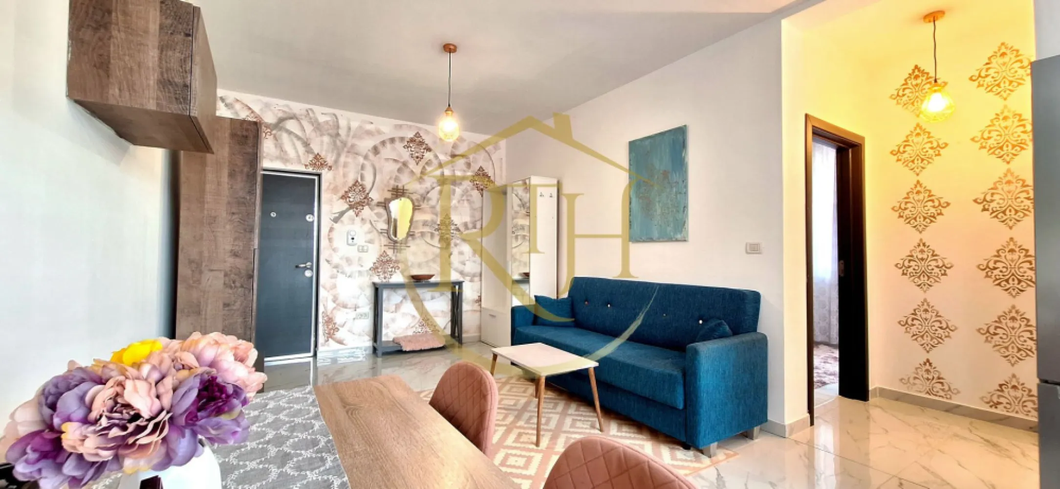 Apartament 2 camere modern, Braytim-Giroc, parcare inclusă, 0% Comision - Vă prezentăm spre vânzare un apartament deosebit cu 2 camere, model open-space, amenajat cu mult bun gust și atenție la detalii, situat la parterul unui imobil din cartierul Florilor, în zona Braytim–Giroc, pe strada Petalei. Amplasarea este excelentă, în apropiere de Muzeul Apei, strada Musicescu și Calea Urseni, cu acces rapid către Continental Buziașului, aflat la doar aproximativ 10 minute.

Apartamentul are o suprafață utilă de 43 mp și este compartimentat eficient într-un living luminos cu bucătărie open-space, un hol de trecere către dormitorul matrimonial și o baie spațioasă. Încă de la primul pas, locuința impresionează prin atmosfera caldă și primitoare, creată prin finisajele moderne, mobilierul ales cu grijă și numeroasele elemente decorative realizate manual. Unicitatea acestui apartament este dată de picturile executate manual pe pereți, care transformă fiecare încăpere într-un spațiu cu personalitate și stil.
Proprietatea se vinde complet mobilată și utilată, exact așa cum este prezentată în fotografii și în materialul video, fiind pregătită pentru mutare imediată. Este dotată cu mașină de spălat rufe, frigider, aragaz pe gaz, cuptor electric și aparat de aer condiționat. Baia beneficiază de lumină naturală datorită ferestrei, este amenajată modern și dispune de duș walk-in și bideu. Suprafețele vitrate generoase oferă un plus de lumină naturală și contribuie la senzația de spațiu și confort.
Confortul termic este asigurat de centrala termică proprie în condensare, încălzirea în pardoseală și aparatul de aer condiționat, oferind un ambient plăcut în orice anotimp. În plus, apartamentul beneficiază de un loc de parcare înscris în Cartea Funciară, inclus în prețul de vânzare.

Această proprietate reprezintă alegerea ideală atât pentru cei care își doresc o locuință modernă și gata de mutare, cât și pentru cei care caută o investiție într-o zonă aflată în continuă dezvoltare, cu acces rapid către oraș și toate facilitățile importante.
Vizionare online: https://youtu.be/O1Q69KkosWA?is=V_QX82yAa6uFNirK
Preț: 89.800 euro, foarte ușor negociabil. 0% comision pentru cumpărător.
Proprietate reprezentată de RealTimHouse.ro – Un pas spre un loc doar al tău.