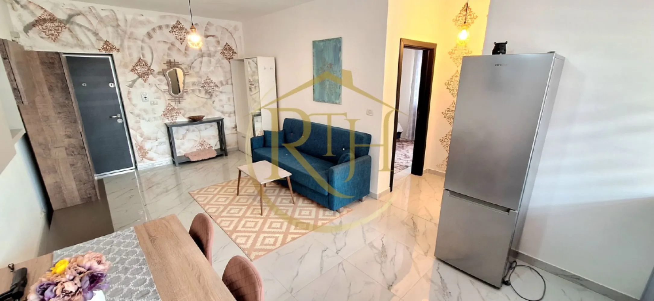Apartament 2 camere modern, Braytim-Giroc, parcare inclusă, 0% Comision - Vă prezentăm spre vânzare un apartament deosebit cu 2 camere, model open-space, amenajat cu mult bun gust și atenție la detalii, situat la parterul unui imobil din cartierul Florilor, în zona Braytim–Giroc, pe strada Petalei. Amplasarea este excelentă, în apropiere de Muzeul Apei, strada Musicescu și Calea Urseni, cu acces rapid către Continental Buziașului, aflat la doar aproximativ 10 minute.

Apartamentul are o suprafață utilă de 43 mp și este compartimentat eficient într-un living luminos cu bucătărie open-space, un hol de trecere către dormitorul matrimonial și o baie spațioasă. Încă de la primul pas, locuința impresionează prin atmosfera caldă și primitoare, creată prin finisajele moderne, mobilierul ales cu grijă și numeroasele elemente decorative realizate manual. Unicitatea acestui apartament este dată de picturile executate manual pe pereți, care transformă fiecare încăpere într-un spațiu cu personalitate și stil.
Proprietatea se vinde complet mobilată și utilată, exact așa cum este prezentată în fotografii și în materialul video, fiind pregătită pentru mutare imediată. Este dotată cu mașină de spălat rufe, frigider, aragaz pe gaz, cuptor electric și aparat de aer condiționat. Baia beneficiază de lumină naturală datorită ferestrei, este amenajată modern și dispune de duș walk-in și bideu. Suprafețele vitrate generoase oferă un plus de lumină naturală și contribuie la senzația de spațiu și confort.
Confortul termic este asigurat de centrala termică proprie în condensare, încălzirea în pardoseală și aparatul de aer condiționat, oferind un ambient plăcut în orice anotimp. În plus, apartamentul beneficiază de un loc de parcare înscris în Cartea Funciară, inclus în prețul de vânzare.

Această proprietate reprezintă alegerea ideală atât pentru cei care își doresc o locuință modernă și gata de mutare, cât și pentru cei care caută o investiție într-o zonă aflată în continuă dezvoltare, cu acces rapid către oraș și toate facilitățile importante.
Vizionare online: https://youtu.be/O1Q69KkosWA?is=V_QX82yAa6uFNirK
Preț: 89.800 euro, foarte ușor negociabil. 0% comision pentru cumpărător.
Proprietate reprezentată de RealTimHouse.ro – Un pas spre un loc doar al tău.