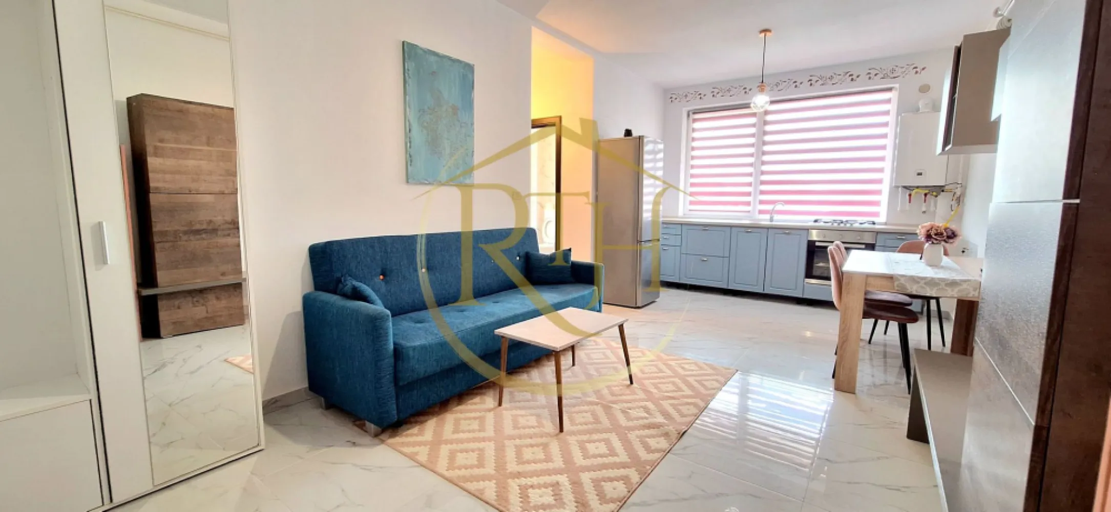 Apartament 2 camere modern, Braytim-Giroc, parcare inclusă, 0% Comision - Vă prezentăm spre vânzare un apartament deosebit cu 2 camere, model open-space, amenajat cu mult bun gust și atenție la detalii, situat la parterul unui imobil din cartierul Florilor, în zona Braytim–Giroc, pe strada Petalei. Amplasarea este excelentă, în apropiere de Muzeul Apei, strada Musicescu și Calea Urseni, cu acces rapid către Continental Buziașului, aflat la doar aproximativ 10 minute.

Apartamentul are o suprafață utilă de 43 mp și este compartimentat eficient într-un living luminos cu bucătărie open-space, un hol de trecere către dormitorul matrimonial și o baie spațioasă. Încă de la primul pas, locuința impresionează prin atmosfera caldă și primitoare, creată prin finisajele moderne, mobilierul ales cu grijă și numeroasele elemente decorative realizate manual. Unicitatea acestui apartament este dată de picturile executate manual pe pereți, care transformă fiecare încăpere într-un spațiu cu personalitate și stil.
Proprietatea se vinde complet mobilată și utilată, exact așa cum este prezentată în fotografii și în materialul video, fiind pregătită pentru mutare imediată. Este dotată cu mașină de spălat rufe, frigider, aragaz pe gaz, cuptor electric și aparat de aer condiționat. Baia beneficiază de lumină naturală datorită ferestrei, este amenajată modern și dispune de duș walk-in și bideu. Suprafețele vitrate generoase oferă un plus de lumină naturală și contribuie la senzația de spațiu și confort.
Confortul termic este asigurat de centrala termică proprie în condensare, încălzirea în pardoseală și aparatul de aer condiționat, oferind un ambient plăcut în orice anotimp. În plus, apartamentul beneficiază de un loc de parcare înscris în Cartea Funciară, inclus în prețul de vânzare.

Această proprietate reprezintă alegerea ideală atât pentru cei care își doresc o locuință modernă și gata de mutare, cât și pentru cei care caută o investiție într-o zonă aflată în continuă dezvoltare, cu acces rapid către oraș și toate facilitățile importante.
Vizionare online: https://youtu.be/O1Q69KkosWA?is=V_QX82yAa6uFNirK
Preț: 89.800 euro, foarte ușor negociabil. 0% comision pentru cumpărător.
Proprietate reprezentată de RealTimHouse.ro – Un pas spre un loc doar al tău.