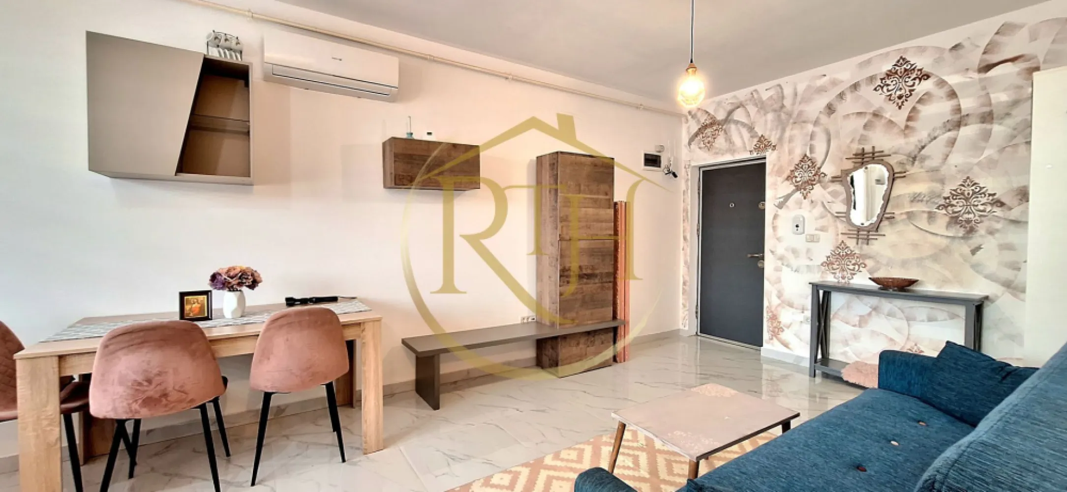 Apartament 2 camere modern, Braytim-Giroc, parcare inclusă, 0% Comision - Vă prezentăm spre vânzare un apartament deosebit cu 2 camere, model open-space, amenajat cu mult bun gust și atenție la detalii, situat la parterul unui imobil din cartierul Florilor, în zona Braytim–Giroc, pe strada Petalei. Amplasarea este excelentă, în apropiere de Muzeul Apei, strada Musicescu și Calea Urseni, cu acces rapid către Continental Buziașului, aflat la doar aproximativ 10 minute.

Apartamentul are o suprafață utilă de 43 mp și este compartimentat eficient într-un living luminos cu bucătărie open-space, un hol de trecere către dormitorul matrimonial și o baie spațioasă. Încă de la primul pas, locuința impresionează prin atmosfera caldă și primitoare, creată prin finisajele moderne, mobilierul ales cu grijă și numeroasele elemente decorative realizate manual. Unicitatea acestui apartament este dată de picturile executate manual pe pereți, care transformă fiecare încăpere într-un spațiu cu personalitate și stil.
Proprietatea se vinde complet mobilată și utilată, exact așa cum este prezentată în fotografii și în materialul video, fiind pregătită pentru mutare imediată. Este dotată cu mașină de spălat rufe, frigider, aragaz pe gaz, cuptor electric și aparat de aer condiționat. Baia beneficiază de lumină naturală datorită ferestrei, este amenajată modern și dispune de duș walk-in și bideu. Suprafețele vitrate generoase oferă un plus de lumină naturală și contribuie la senzația de spațiu și confort.
Confortul termic este asigurat de centrala termică proprie în condensare, încălzirea în pardoseală și aparatul de aer condiționat, oferind un ambient plăcut în orice anotimp. În plus, apartamentul beneficiază de un loc de parcare înscris în Cartea Funciară, inclus în prețul de vânzare.

Această proprietate reprezintă alegerea ideală atât pentru cei care își doresc o locuință modernă și gata de mutare, cât și pentru cei care caută o investiție într-o zonă aflată în continuă dezvoltare, cu acces rapid către oraș și toate facilitățile importante.
Vizionare online: https://youtu.be/O1Q69KkosWA?is=V_QX82yAa6uFNirK
Preț: 89.800 euro, foarte ușor negociabil. 0% comision pentru cumpărător.
Proprietate reprezentată de RealTimHouse.ro – Un pas spre un loc doar al tău.