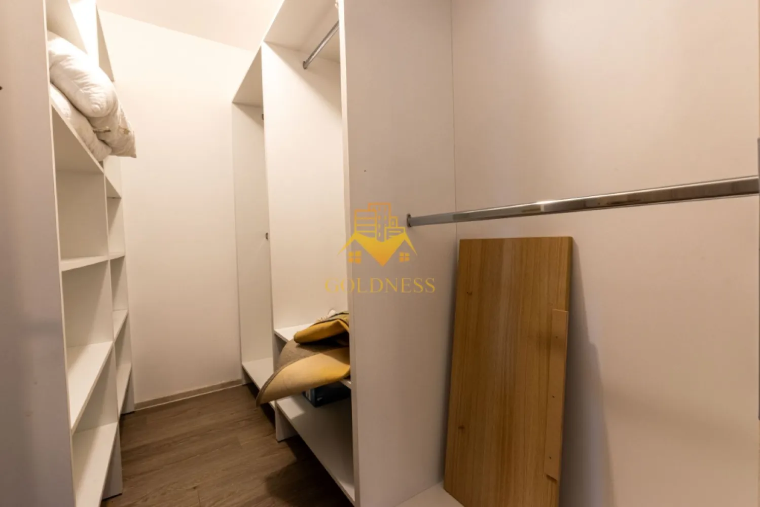 2 camere, bloc nou, parcare subterana Gheorgheni Soporului, Grand Park - GOLDNESS Imobiliare vă propune spre închiriere un apartament cu 2 camere open-space complet mobilat și utilat, la etajul 5 într-un imobil de 10 etaje, în cartierul Gheorgheni, Zona Grand Park - Soporului. Dispune de loc de parcare subterana! Apartamentul este compartimentat astfel: - dormitor cu pat matrimonial, noptiere, dressing, - living cu bucatarie open-space complet utilată, canapea extensibilă, loc de servit masa - baie cu cada, calorifer port prosop inox și dulap pentru depozitare. - terasa de 13 mp. Imobilul este dotat cu toate cele necesare- centrală proprie,mașină de spălat haine, uscator de haine, masina de spalat vase, frigider, plită electrică, hotă, masina de spalat vase, etc. Se afla în apropierea stațiilor de transport în comun, magazine, restaurante, spații verzi, farmacii, etc. Dacă sunteți interesați de acest apartament și doriți să îl vizionați, dar și pentru alte oferte sau detalii nu ezitați să ne contactați telefonic sau prin e-mail. Vă stăm la dispoziție! }}