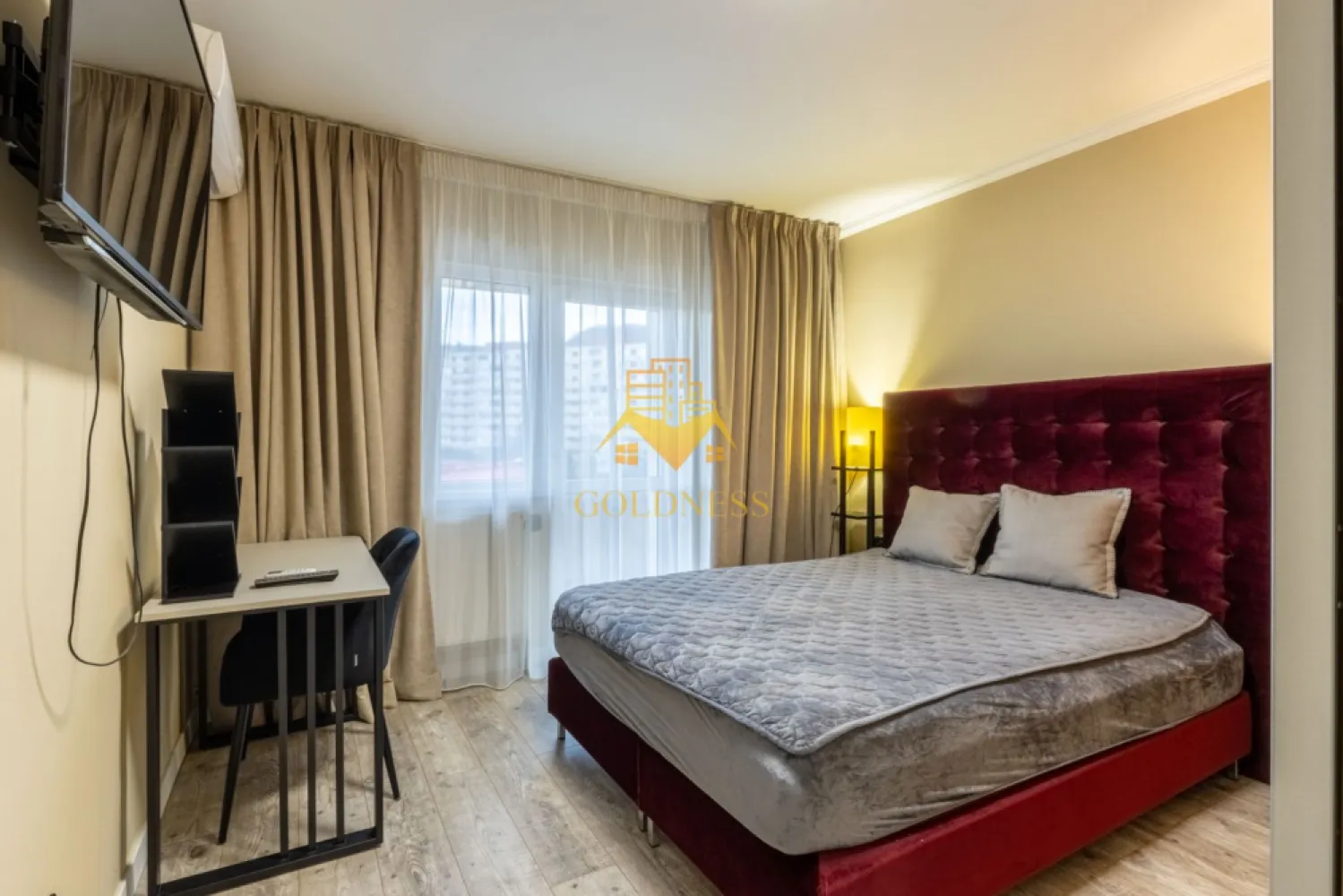 2 camere, Premium, totul nou, Grigorescu Zona Somes, MOL, 1 Dec 1918 - Goldness Imobiliare recomanda spre inchiriere un apartament superb cu 2 camere decomandate, situat la etajul 4 al unui imobil cu 4 niveluri, din cartierul Grigorescu cu vedere spre Somes, zona MOL. Apartamentul este complet renovat (instalatie electrica si sanitara schimbata), iar datorita mobilierului efectuat la comanda, imobilul detine foarte multe spatii de depozitare, bine compartimentate pentru o folosinta utila si confortabila.Locuinta are o suprafata utila de 51 mp si se compune din dormitor, living, bucatarie, baie cu geam, la care se adauga un balcon cu o frumoasa priveliste.Este ultrafinisat, incalzirea se face prin centrala termica proprie, ferestrele sunt de tip termopan cu profil PVC, dispune de gresie si faianta in baie si bucatarie, iar in camere este parchet.Zona este linistita, cu multe spatii verzi, fiind si foarte aproape de mijloacele de transport in comun, magazine, farmacie, unitati de invatamant, parc si cu acces facil spre centrul orasului.Apartamentul se inchiriaza complet mobilat si utilat ( plita, hota,cuptor, masina de spalat vase, cuptor microunde, frigider, vesela, masina de spalat rufe cu uscator, lenjerie pat, aparat cafea si alte aparate necesare in bucatarie, 2 TV, 2 aparate de aer conditionat ). }}