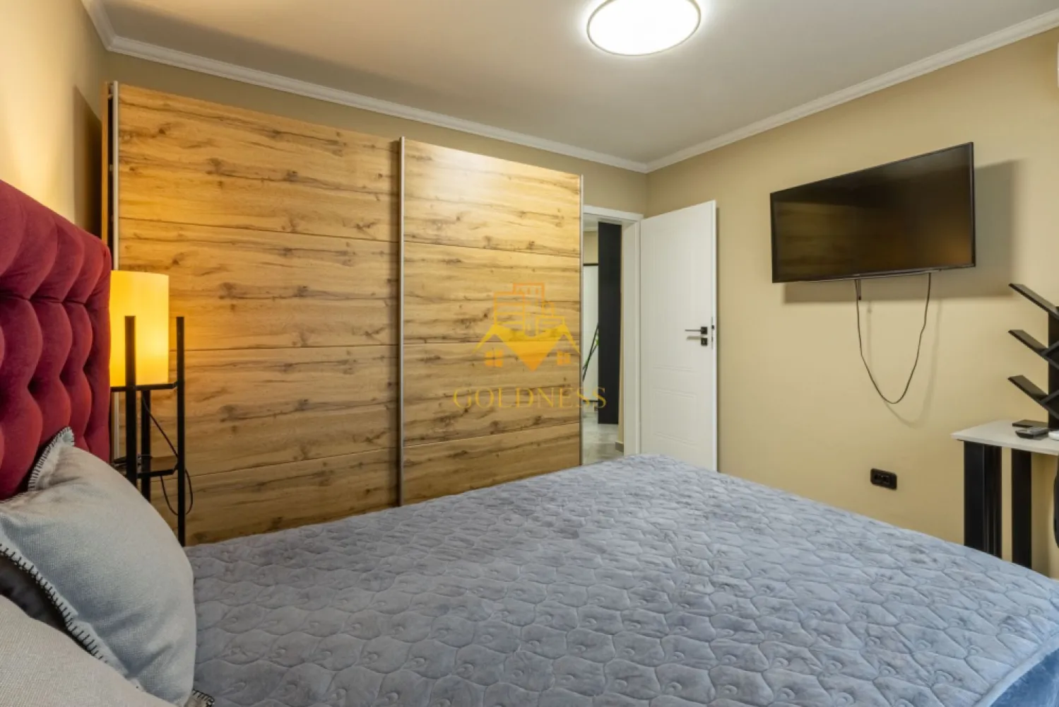 2 camere, Premium, totul nou, Grigorescu Zona Somes, MOL, 1 Dec 1918 - Goldness Imobiliare recomanda spre inchiriere un apartament superb cu 2 camere decomandate, situat la etajul 4 al unui imobil cu 4 niveluri, din cartierul Grigorescu cu vedere spre Somes, zona MOL. Apartamentul este complet renovat (instalatie electrica si sanitara schimbata), iar datorita mobilierului efectuat la comanda, imobilul detine foarte multe spatii de depozitare, bine compartimentate pentru o folosinta utila si confortabila.Locuinta are o suprafata utila de 51 mp si se compune din dormitor, living, bucatarie, baie cu geam, la care se adauga un balcon cu o frumoasa priveliste.Este ultrafinisat, incalzirea se face prin centrala termica proprie, ferestrele sunt de tip termopan cu profil PVC, dispune de gresie si faianta in baie si bucatarie, iar in camere este parchet.Zona este linistita, cu multe spatii verzi, fiind si foarte aproape de mijloacele de transport in comun, magazine, farmacie, unitati de invatamant, parc si cu acces facil spre centrul orasului.Apartamentul se inchiriaza complet mobilat si utilat ( plita, hota,cuptor, masina de spalat vase, cuptor microunde, frigider, vesela, masina de spalat rufe cu uscator, lenjerie pat, aparat cafea si alte aparate necesare in bucatarie, 2 TV, 2 aparate de aer conditionat ). }}