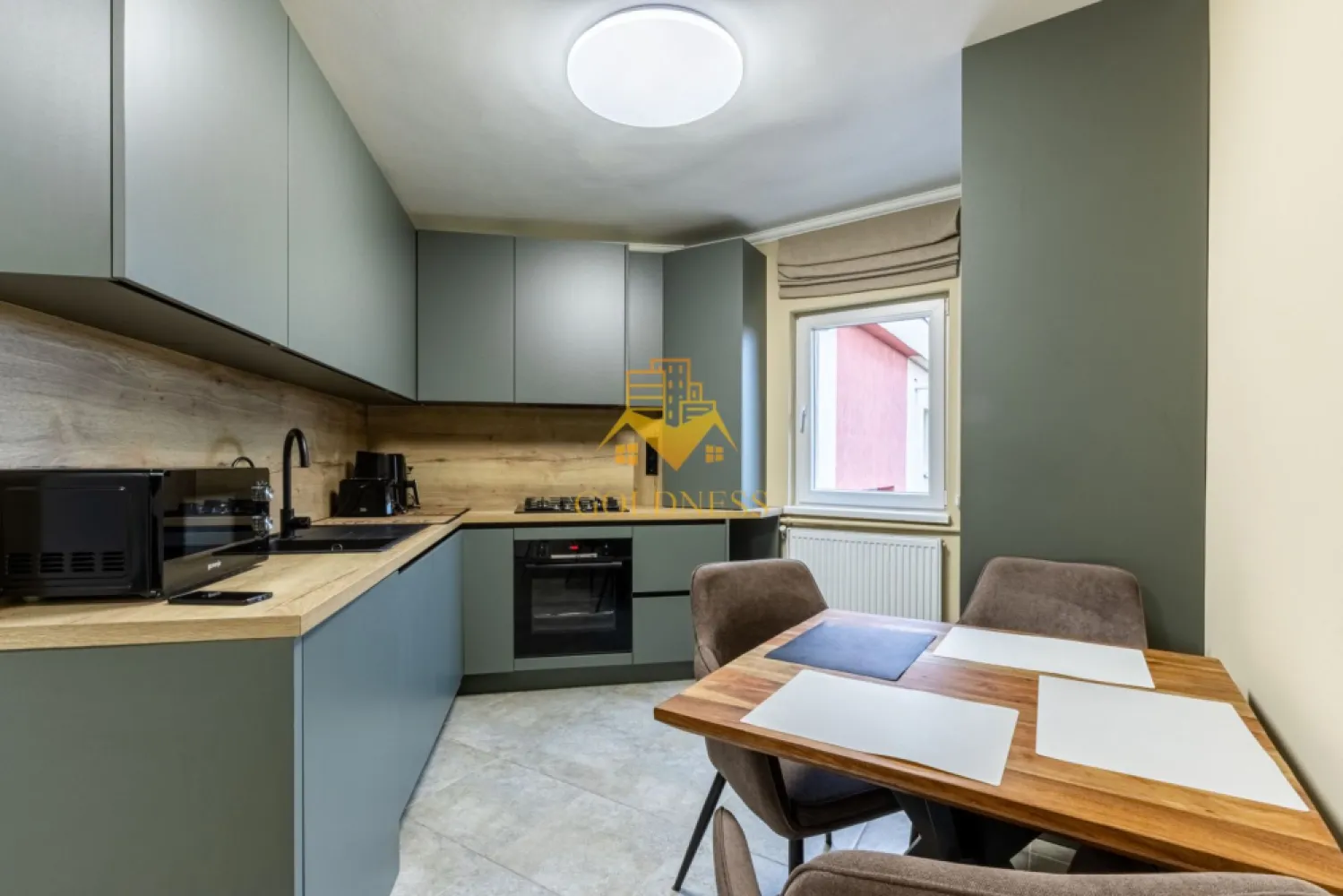 2 camere, Premium, totul nou, Grigorescu Zona Somes, MOL, 1 Dec 1918 - Goldness Imobiliare recomanda spre inchiriere un apartament superb cu 2 camere decomandate, situat la etajul 4 al unui imobil cu 4 niveluri, din cartierul Grigorescu cu vedere spre Somes, zona MOL. Apartamentul este complet renovat (instalatie electrica si sanitara schimbata), iar datorita mobilierului efectuat la comanda, imobilul detine foarte multe spatii de depozitare, bine compartimentate pentru o folosinta utila si confortabila.Locuinta are o suprafata utila de 51 mp si se compune din dormitor, living, bucatarie, baie cu geam, la care se adauga un balcon cu o frumoasa priveliste.Este ultrafinisat, incalzirea se face prin centrala termica proprie, ferestrele sunt de tip termopan cu profil PVC, dispune de gresie si faianta in baie si bucatarie, iar in camere este parchet.Zona este linistita, cu multe spatii verzi, fiind si foarte aproape de mijloacele de transport in comun, magazine, farmacie, unitati de invatamant, parc si cu acces facil spre centrul orasului.Apartamentul se inchiriaza complet mobilat si utilat ( plita, hota,cuptor, masina de spalat vase, cuptor microunde, frigider, vesela, masina de spalat rufe cu uscator, lenjerie pat, aparat cafea si alte aparate necesare in bucatarie, 2 TV, 2 aparate de aer conditionat ). }}