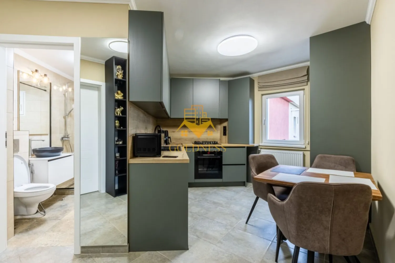 2 camere, Premium, totul nou, Grigorescu Zona Somes, MOL, 1 Dec 1918 - Goldness Imobiliare recomanda spre inchiriere un apartament superb cu 2 camere decomandate, situat la etajul 4 al unui imobil cu 4 niveluri, din cartierul Grigorescu cu vedere spre Somes, zona MOL. Apartamentul este complet renovat (instalatie electrica si sanitara schimbata), iar datorita mobilierului efectuat la comanda, imobilul detine foarte multe spatii de depozitare, bine compartimentate pentru o folosinta utila si confortabila.Locuinta are o suprafata utila de 51 mp si se compune din dormitor, living, bucatarie, baie cu geam, la care se adauga un balcon cu o frumoasa priveliste.Este ultrafinisat, incalzirea se face prin centrala termica proprie, ferestrele sunt de tip termopan cu profil PVC, dispune de gresie si faianta in baie si bucatarie, iar in camere este parchet.Zona este linistita, cu multe spatii verzi, fiind si foarte aproape de mijloacele de transport in comun, magazine, farmacie, unitati de invatamant, parc si cu acces facil spre centrul orasului.Apartamentul se inchiriaza complet mobilat si utilat ( plita, hota,cuptor, masina de spalat vase, cuptor microunde, frigider, vesela, masina de spalat rufe cu uscator, lenjerie pat, aparat cafea si alte aparate necesare in bucatarie, 2 TV, 2 aparate de aer conditionat ). }}