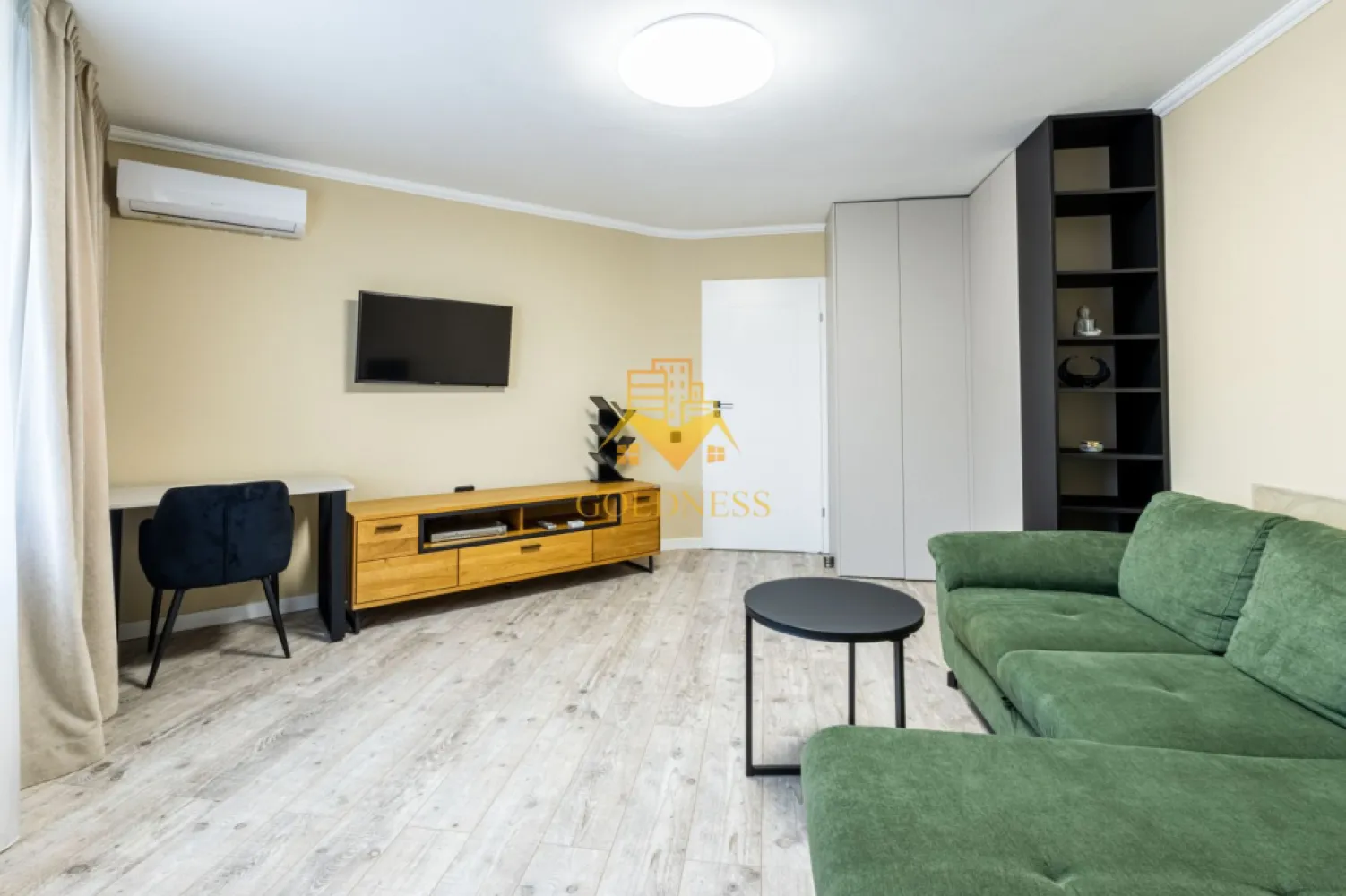 2 camere, Premium, totul nou, Grigorescu Zona Somes, MOL, 1 Dec 1918 - Goldness Imobiliare recomanda spre inchiriere un apartament superb cu 2 camere decomandate, situat la etajul 4 al unui imobil cu 4 niveluri, din cartierul Grigorescu cu vedere spre Somes, zona MOL. Apartamentul este complet renovat (instalatie electrica si sanitara schimbata), iar datorita mobilierului efectuat la comanda, imobilul detine foarte multe spatii de depozitare, bine compartimentate pentru o folosinta utila si confortabila.Locuinta are o suprafata utila de 51 mp si se compune din dormitor, living, bucatarie, baie cu geam, la care se adauga un balcon cu o frumoasa priveliste.Este ultrafinisat, incalzirea se face prin centrala termica proprie, ferestrele sunt de tip termopan cu profil PVC, dispune de gresie si faianta in baie si bucatarie, iar in camere este parchet.Zona este linistita, cu multe spatii verzi, fiind si foarte aproape de mijloacele de transport in comun, magazine, farmacie, unitati de invatamant, parc si cu acces facil spre centrul orasului.Apartamentul se inchiriaza complet mobilat si utilat ( plita, hota,cuptor, masina de spalat vase, cuptor microunde, frigider, vesela, masina de spalat rufe cu uscator, lenjerie pat, aparat cafea si alte aparate necesare in bucatarie, 2 TV, 2 aparate de aer conditionat ). }}