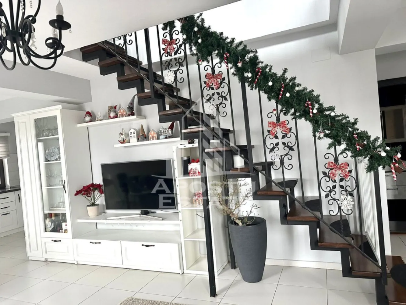 Casa individuala de vanzare cu 5 camere, P+M, zona Braytim, Timisoara - Agentia imobiliara APOSTU ESTATE va propune spre vanzare o casa individuala cu 5 camere, regim de inaltime P+M in judetul Timis, Timisoara, zona Braytim. 
Casa are o suprafata utila 175 mp si teren 226 mp. 
Confortul termic este realizat prin intermediul centralei proprii pe gaz si a aparatului de aer conditionat. 
Se vinde mobilata si utilata.
Agentia imobiliara Apostu Estate va ofera consultanta bancara gratuita prin intermediul colaboratorilor nostri pentru alegerea celui mai potrivit tip de credit, astfel incat tu sa devi noul proprietar al acestui apartament.
Va asteptam cu drag la o vizionare!
ID intern: CP2876193.